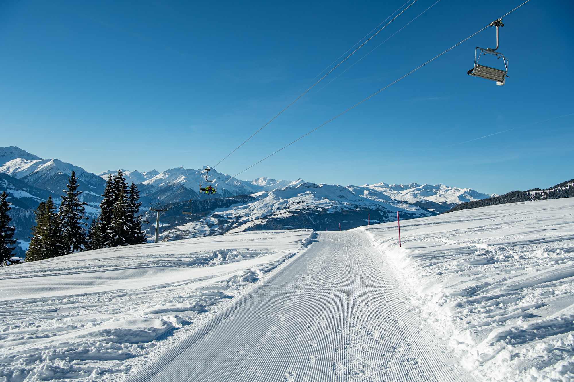 Die Wanderung führt unter dem Sessellift vorbei
