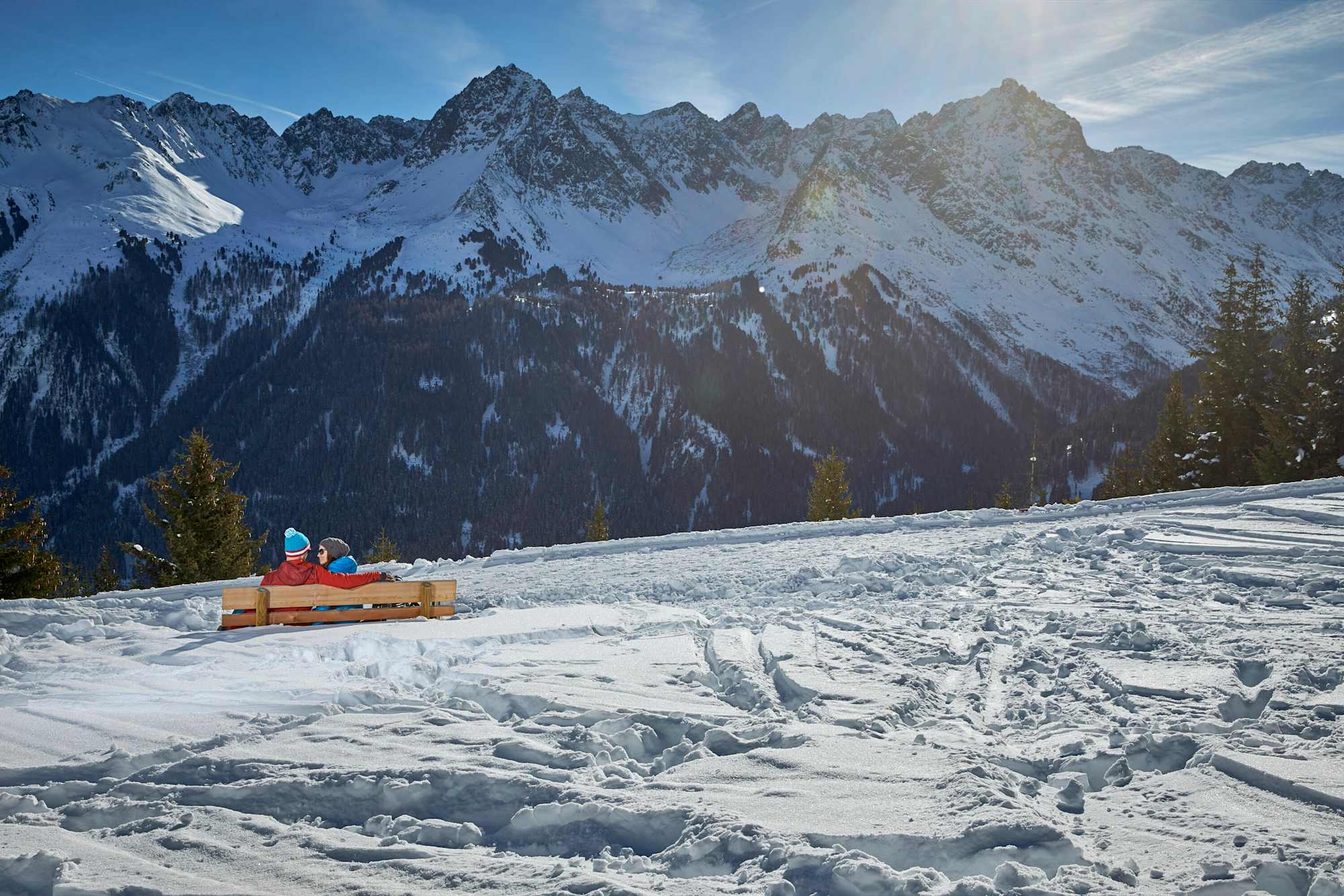 Aussichtsbank kurz unterhalb der Friedrichshafener Hütte am Winterwanderweg Verwall.