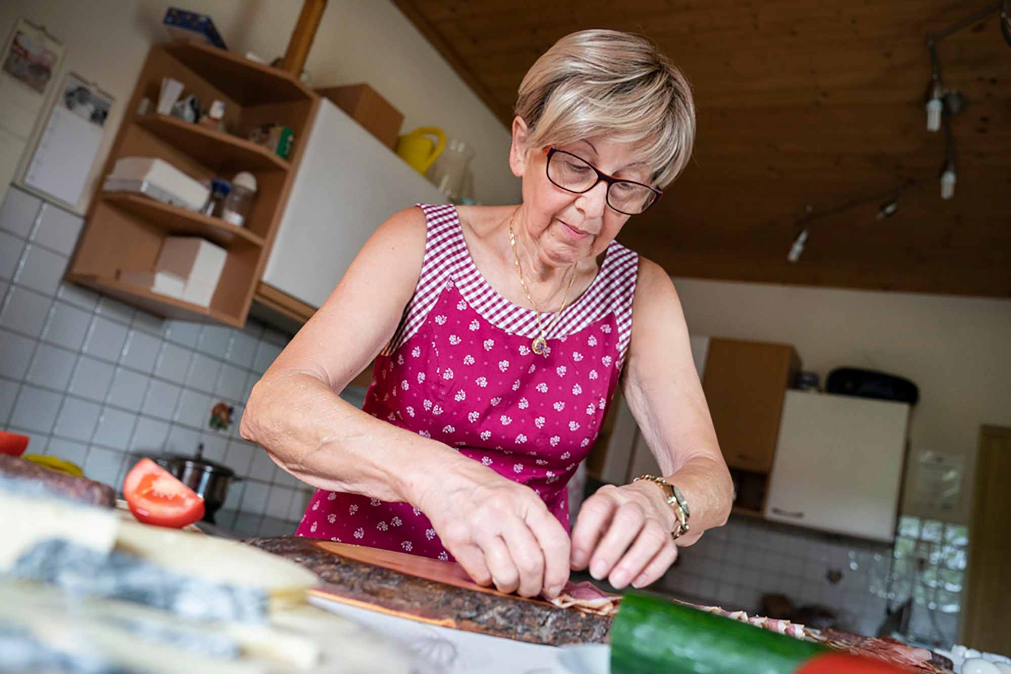 Josefa Jauk beim Herrichten einer Brettljause