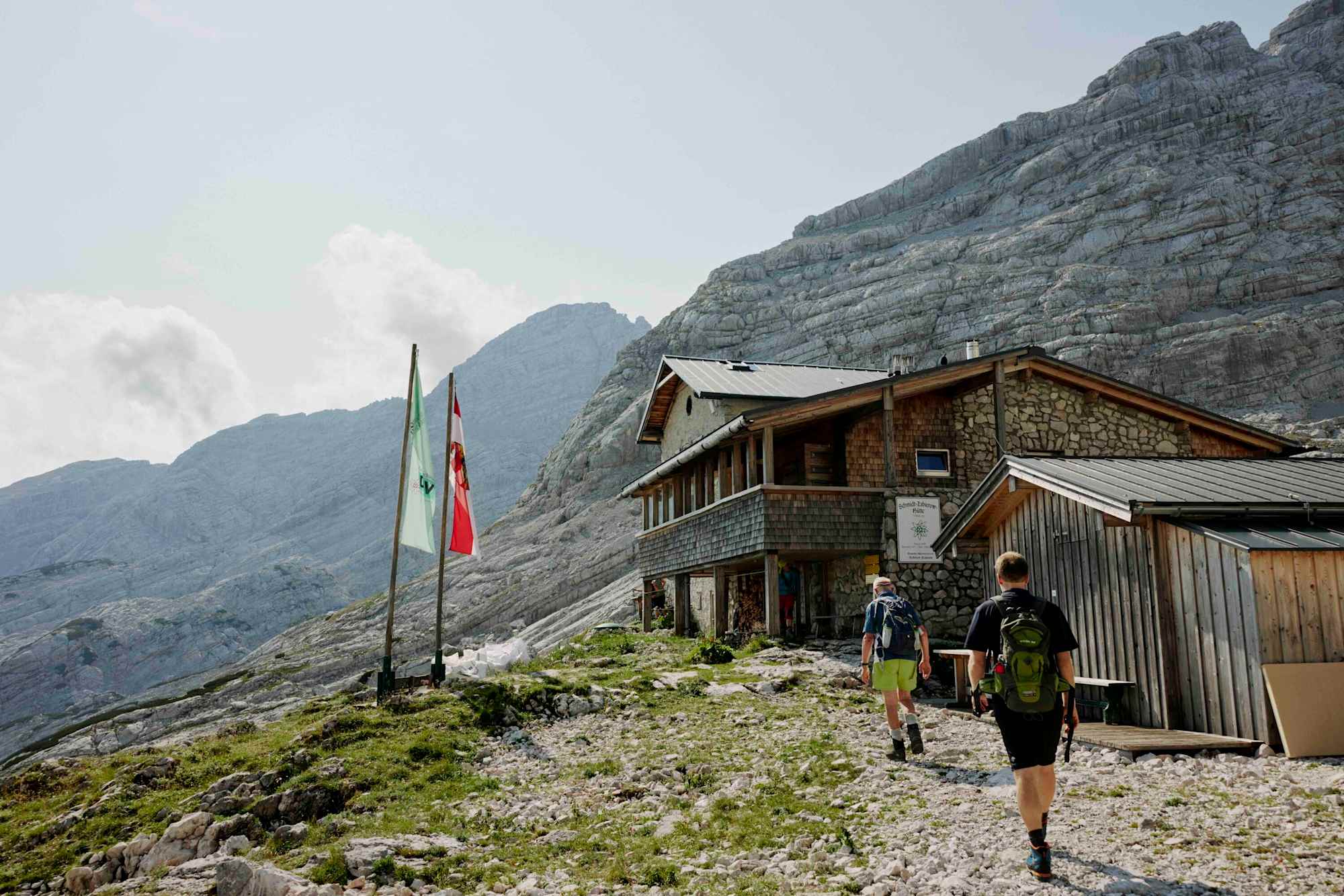 Nach 2,5 bis 3 Stunden Gehzeit ist das Basis-Lager, die Von-Schmid-Zabierow-Hütte, erreicht.