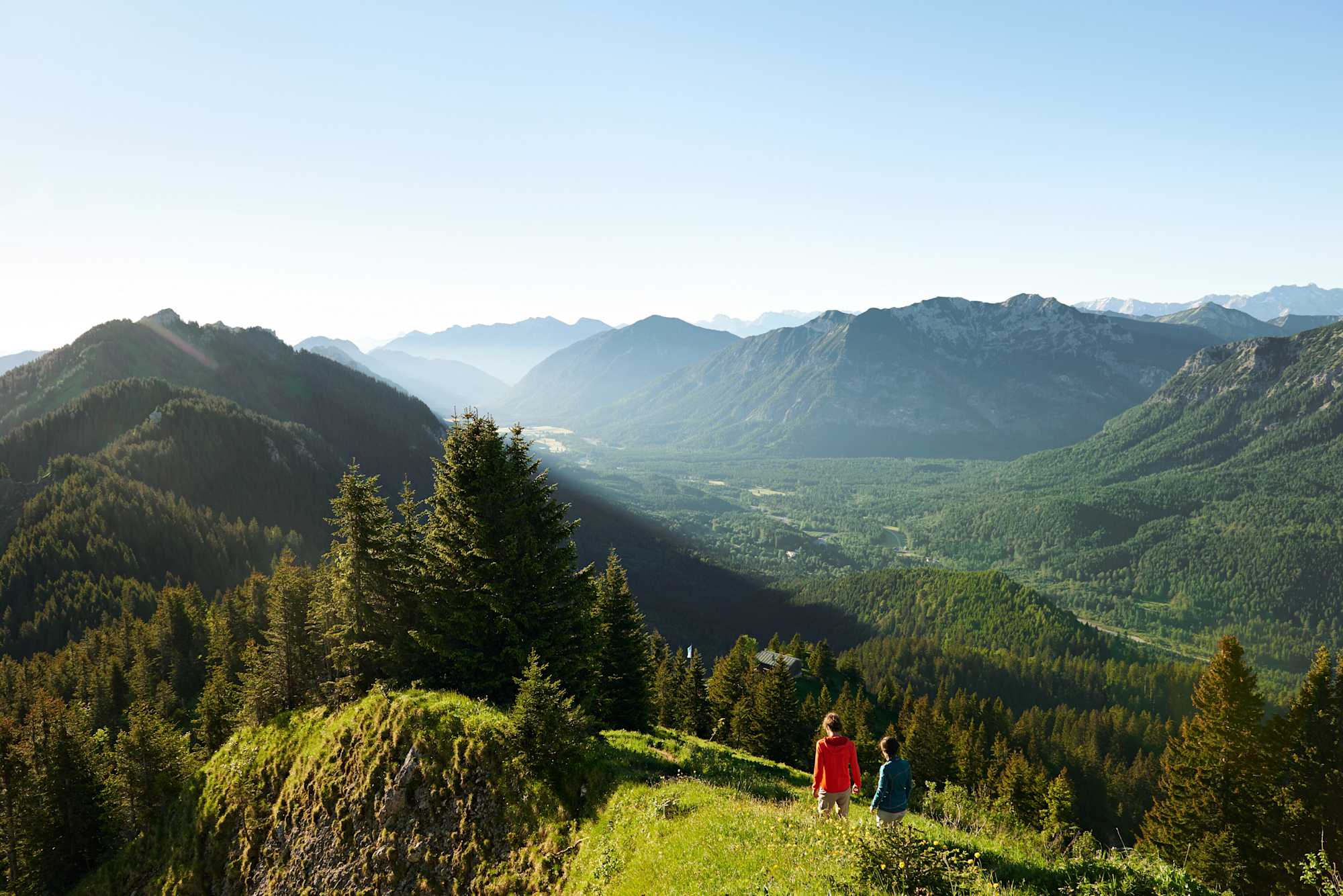 Abstieg vom Kolbensattel zur Kolbensattelhütte bei Oberammergau