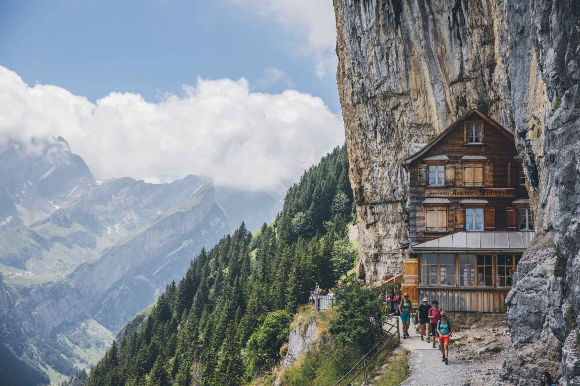Das Aescher Wildkirchli ist eine der beliebtesten Destinationen in den Alpen.