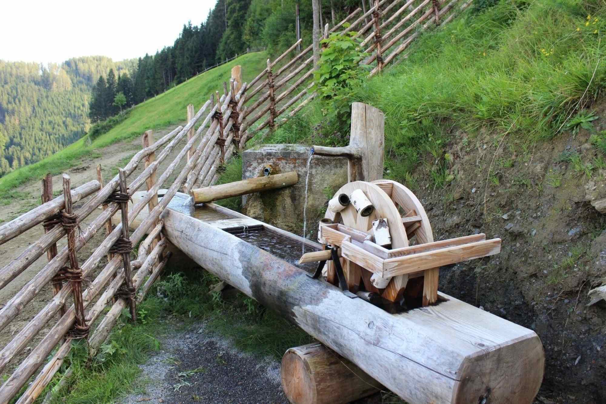 Heilbrunnweg, Quelle mit Wasserrad