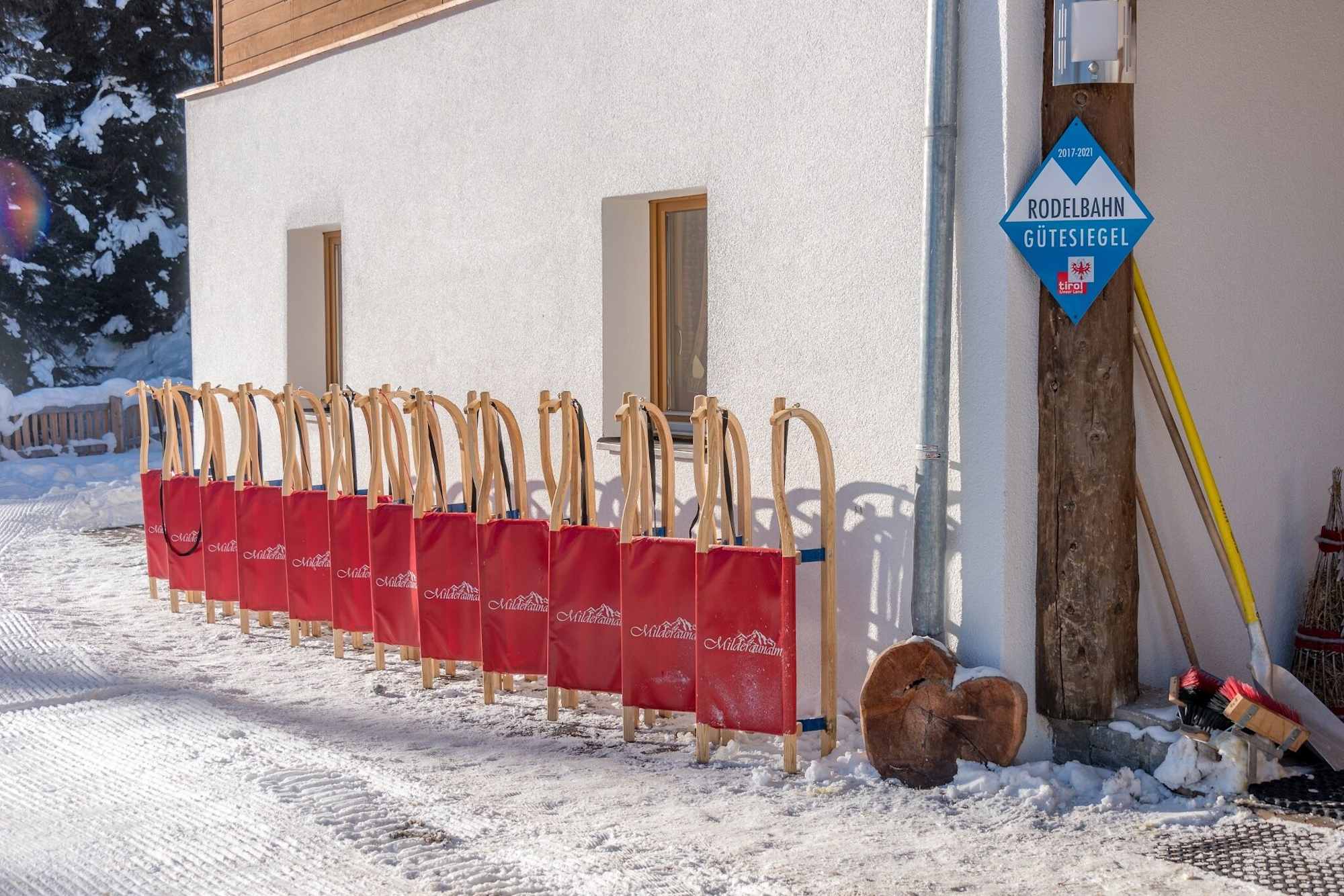 Auf der Milderaunalm können Rodeln ausgeliehen werden. 