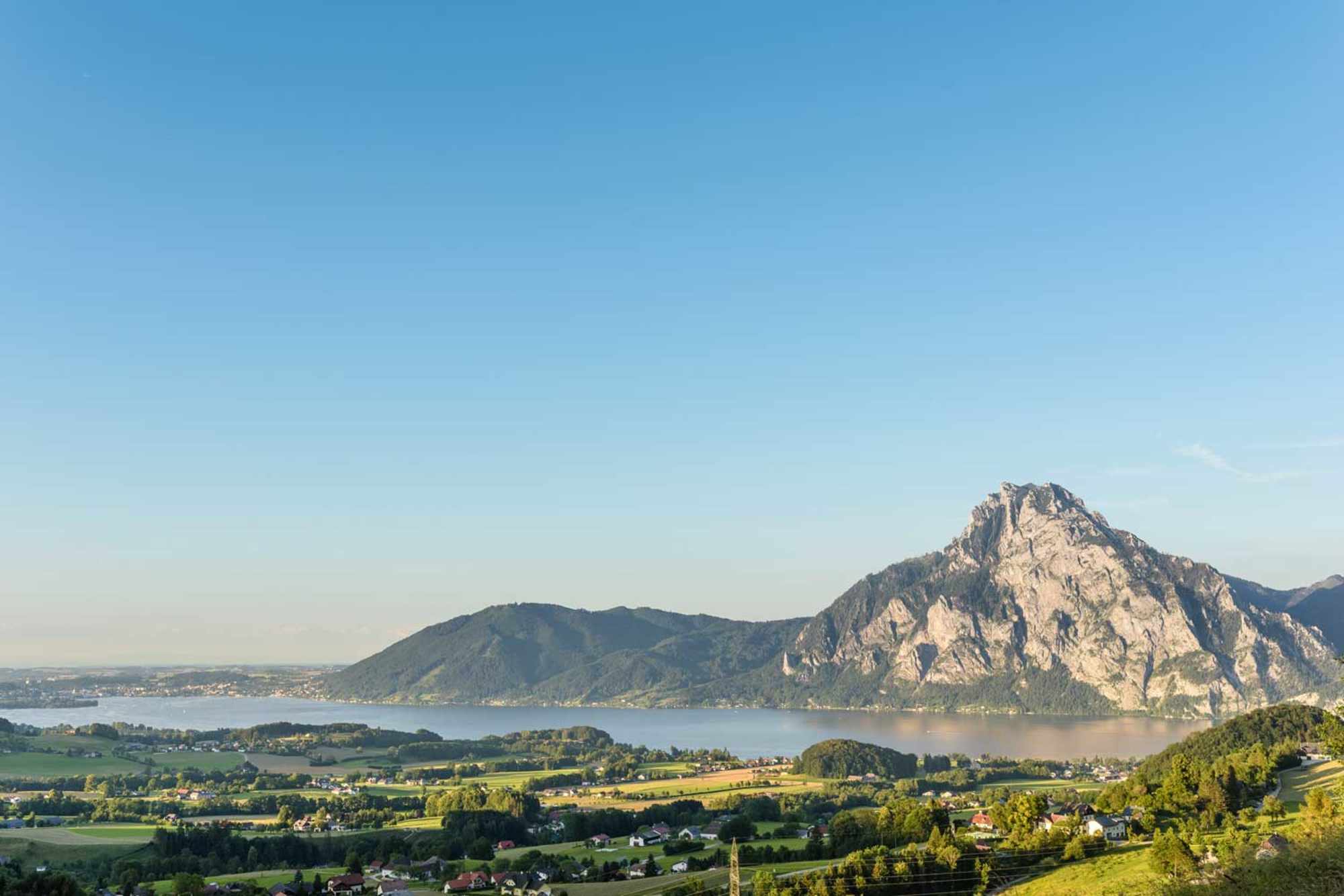 Der mächtige Traunstein aus der Ferne