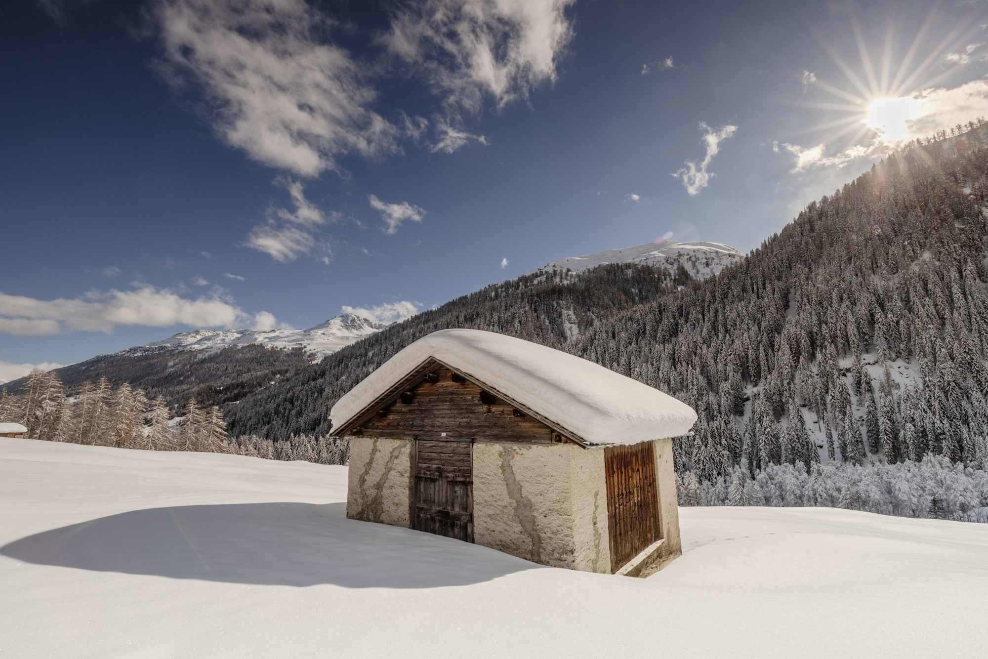 Der Wanderweg führt durch eine schöne Winterlandschaft