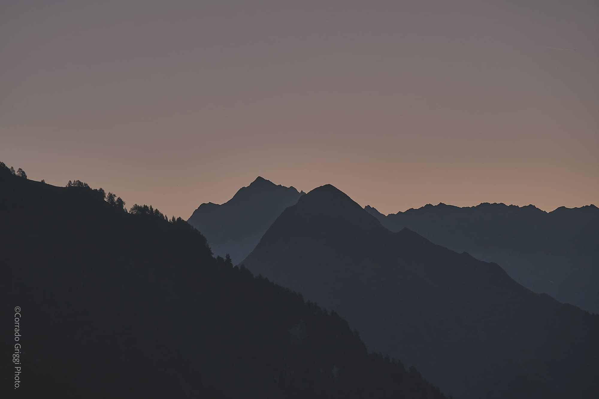Der Val di Camp Trail führt durch die schön Naturlandschaft des Tessin.