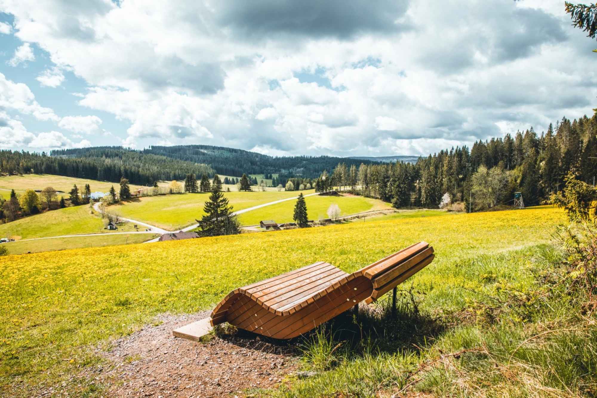 Himmelsliege mit Ausblick auf Raitenbuch.