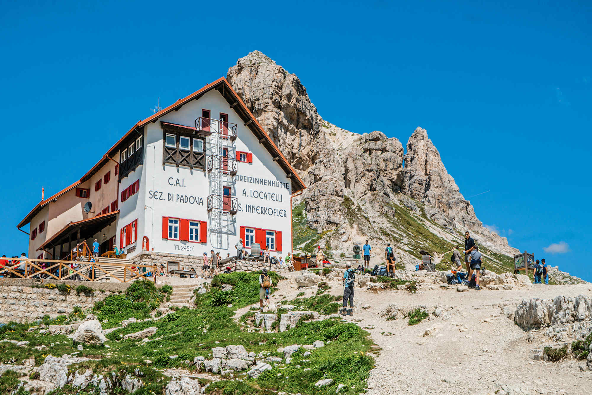 Die Dreizinnenhütte mit dem Sextenstein von Süden.