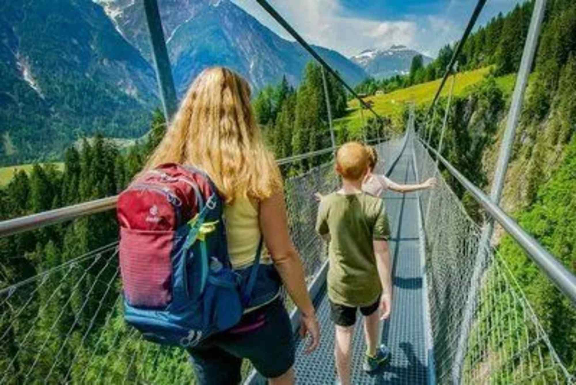 Der Vitalweg führt auch über die spektakuläre Hängebrücke im Lechtal.