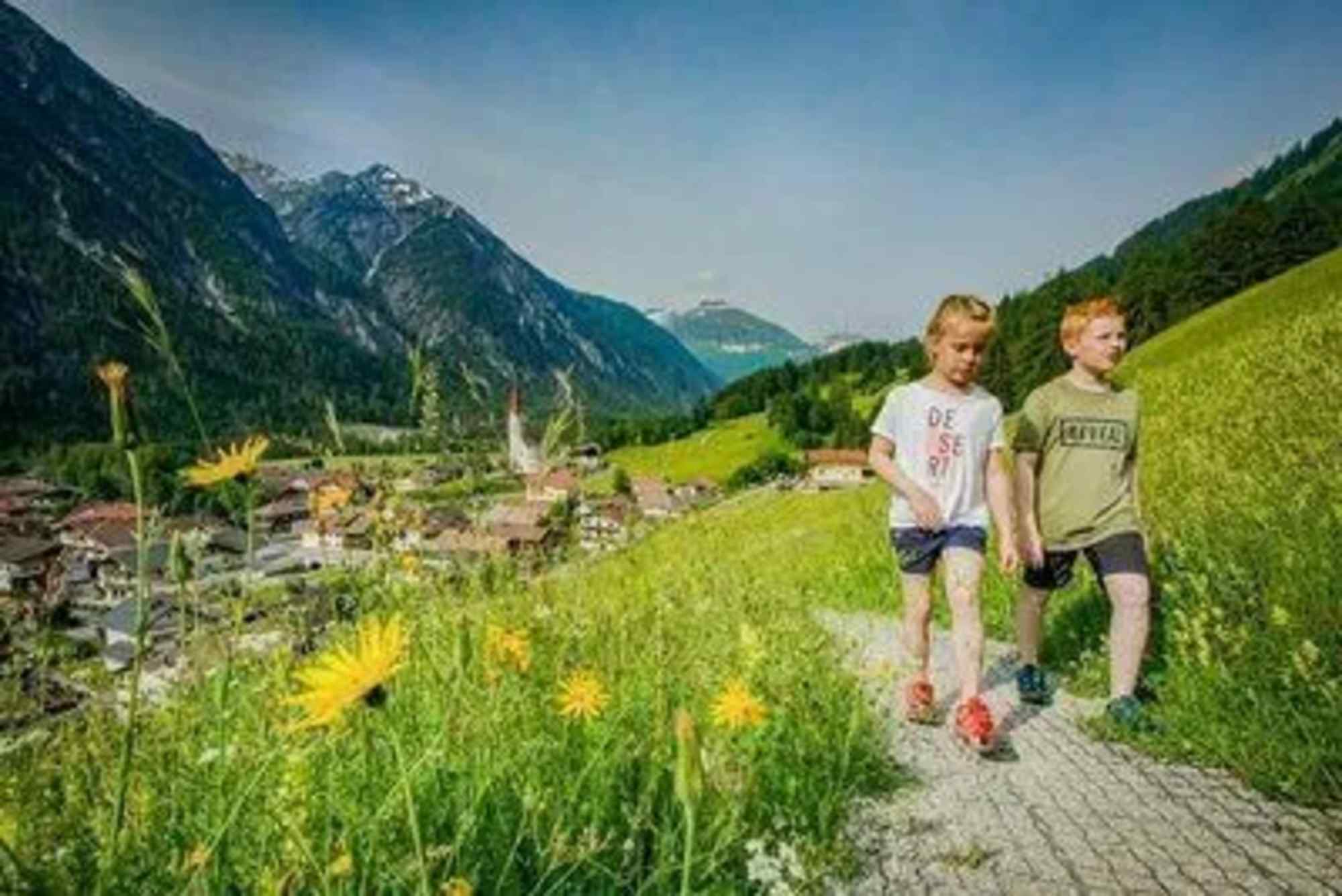 Unterwegs am Vitalweg bei Holzgau im Tiroler Lechtal.
