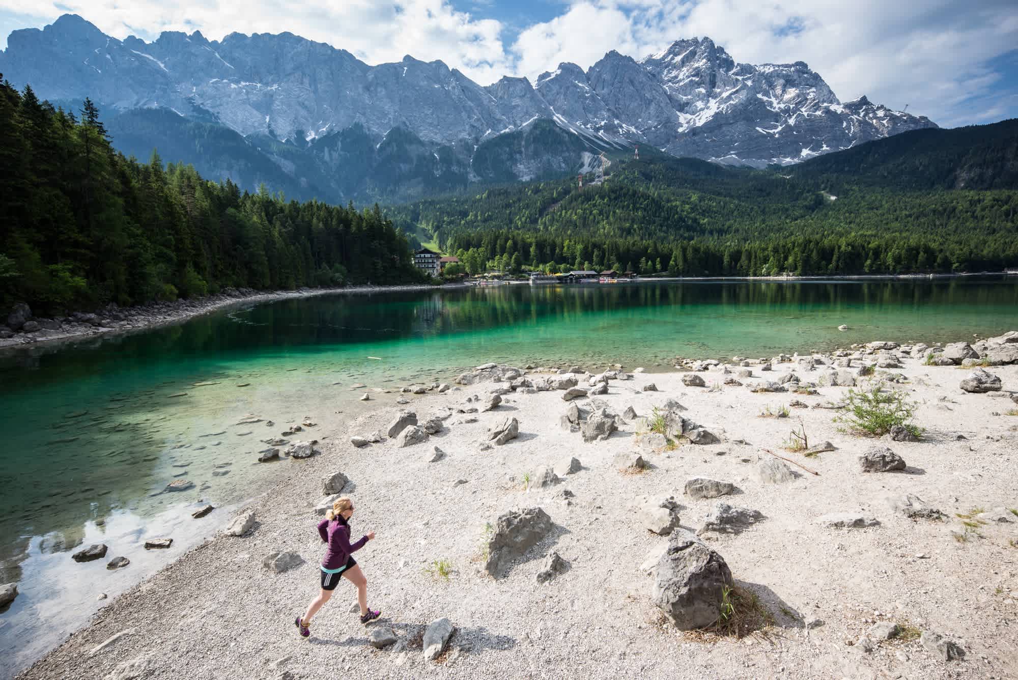 Je nach Wetterlage hat der Eibsee wunderschöne Farben.