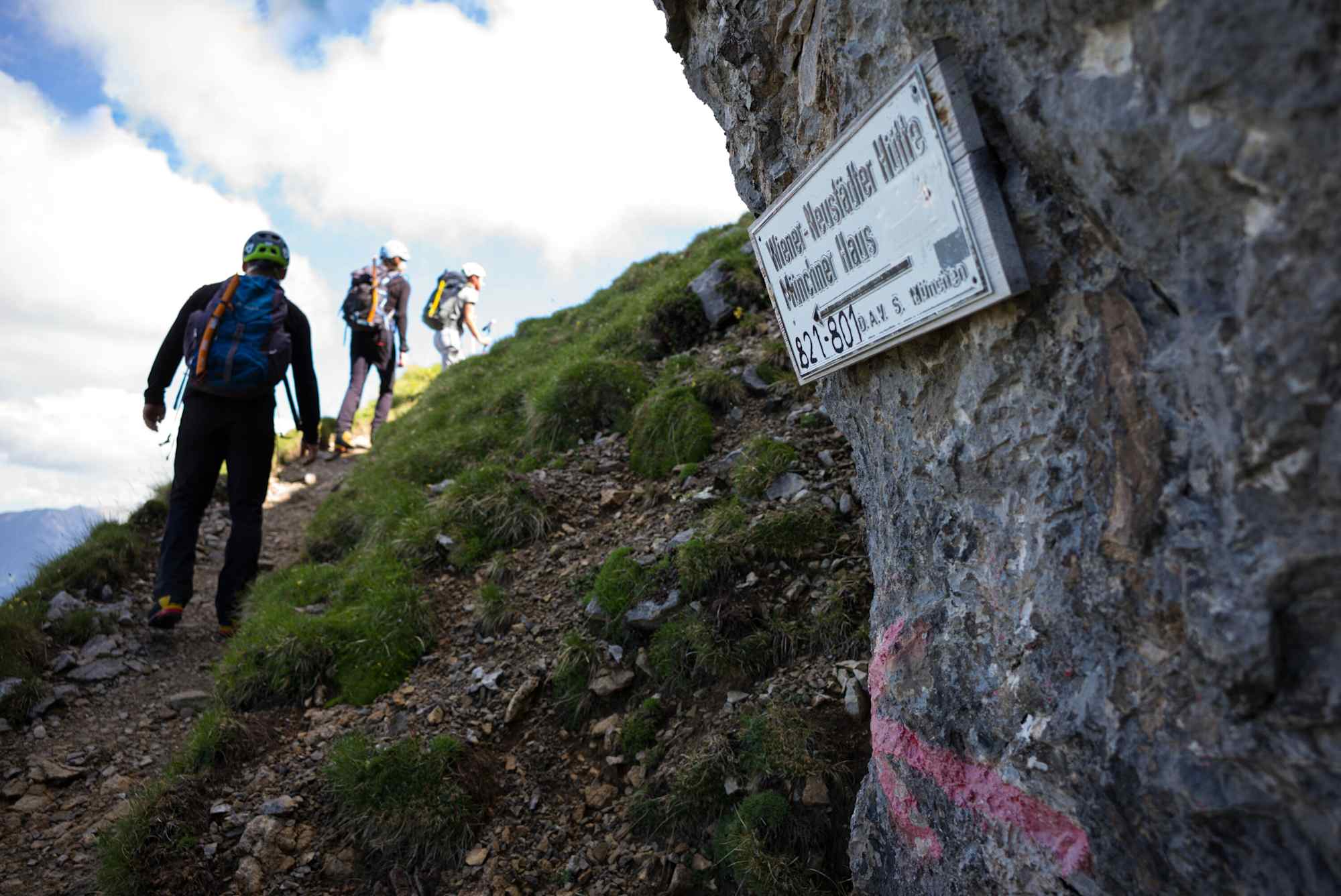 Die Markierung weist den Weg zur Wiener-Neustädter-Hütte