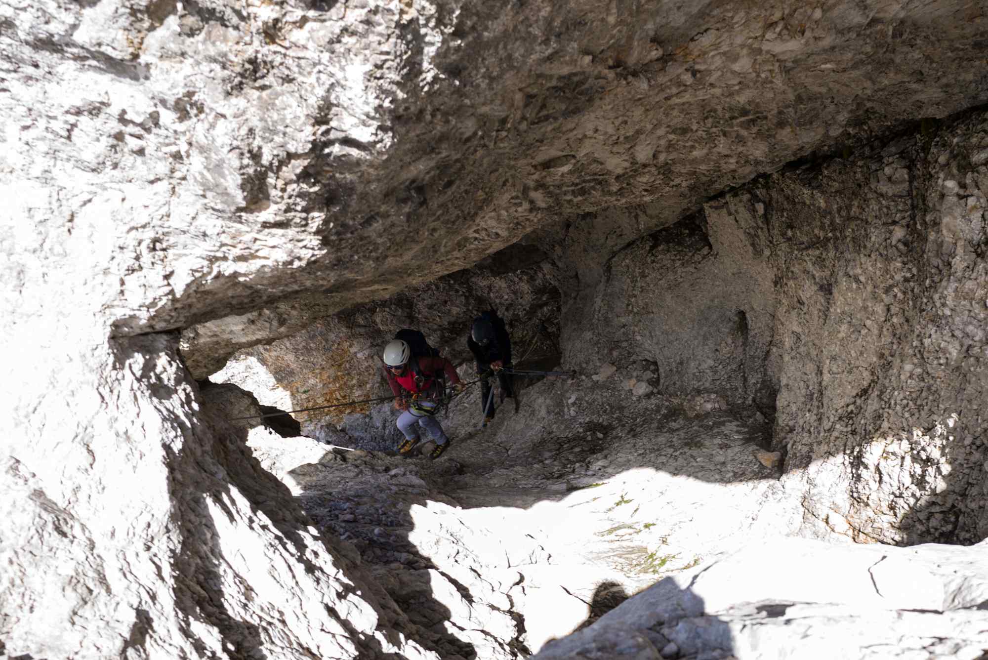 Durch eine steile Höhle aufwärts
