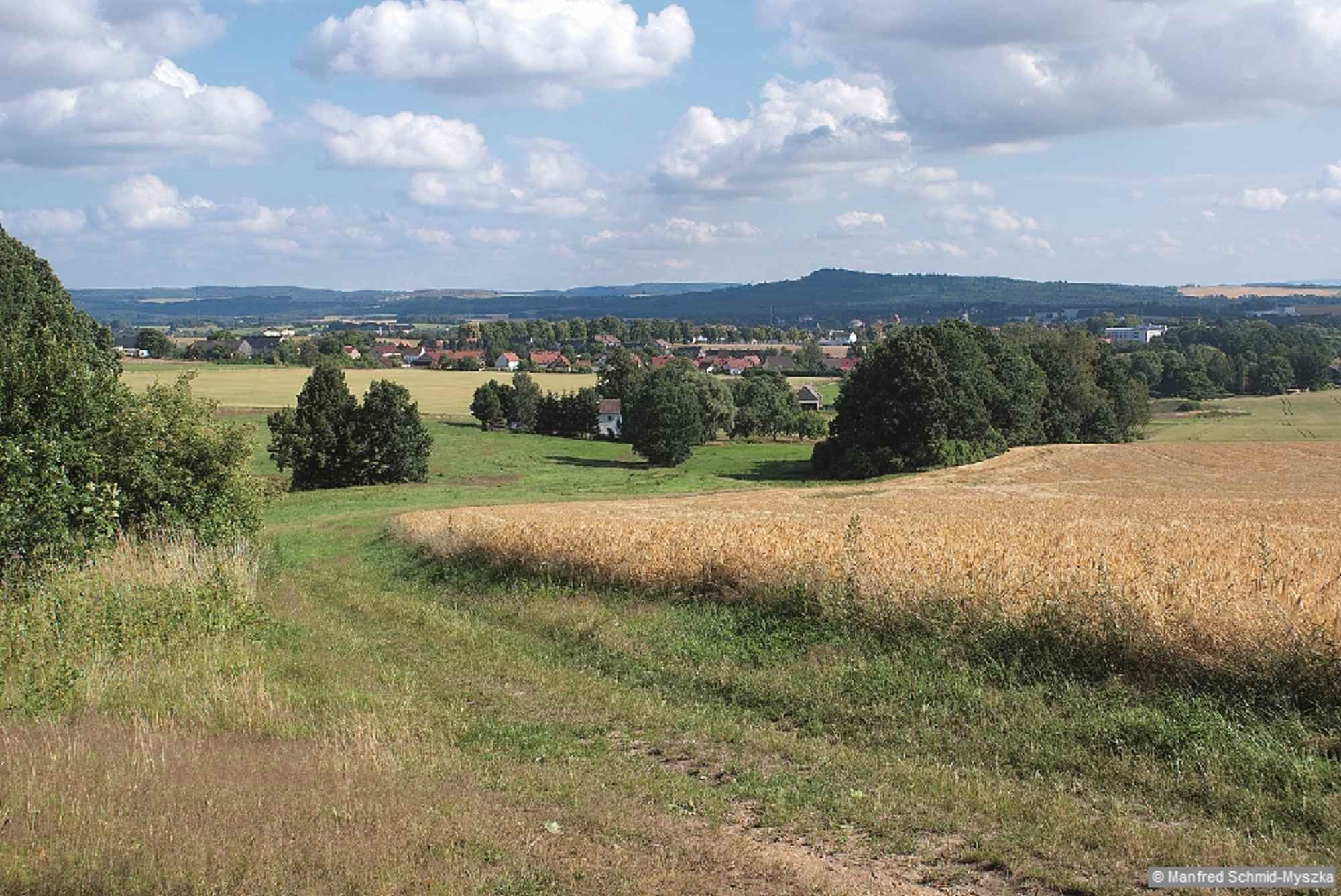 Blick über Bischofswerda zum Valtenberg.