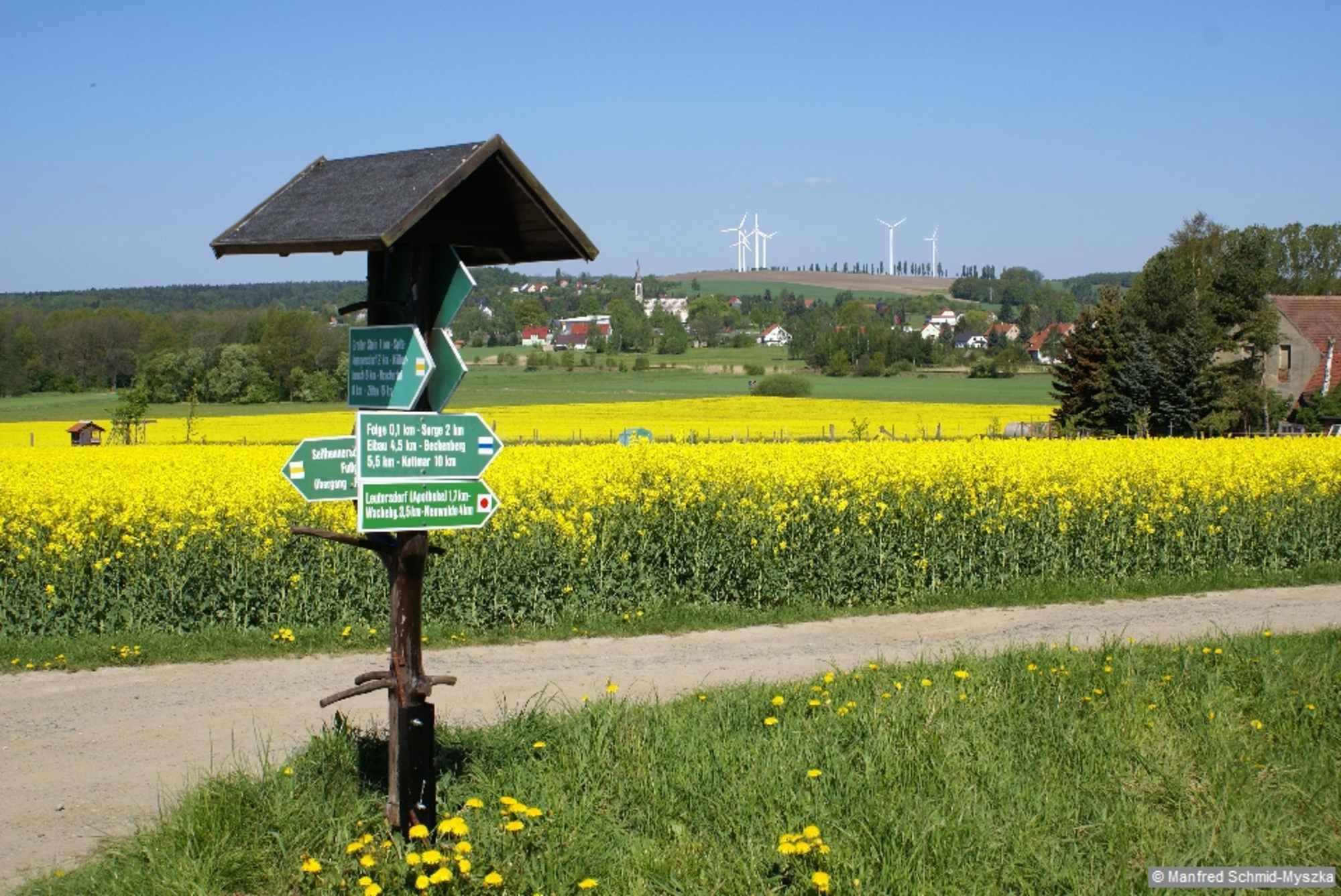 Hinter den letzten Häusern geht es am Naturdenkmal Richterberg vorbei und über Josephsdorf bis nach Folge.