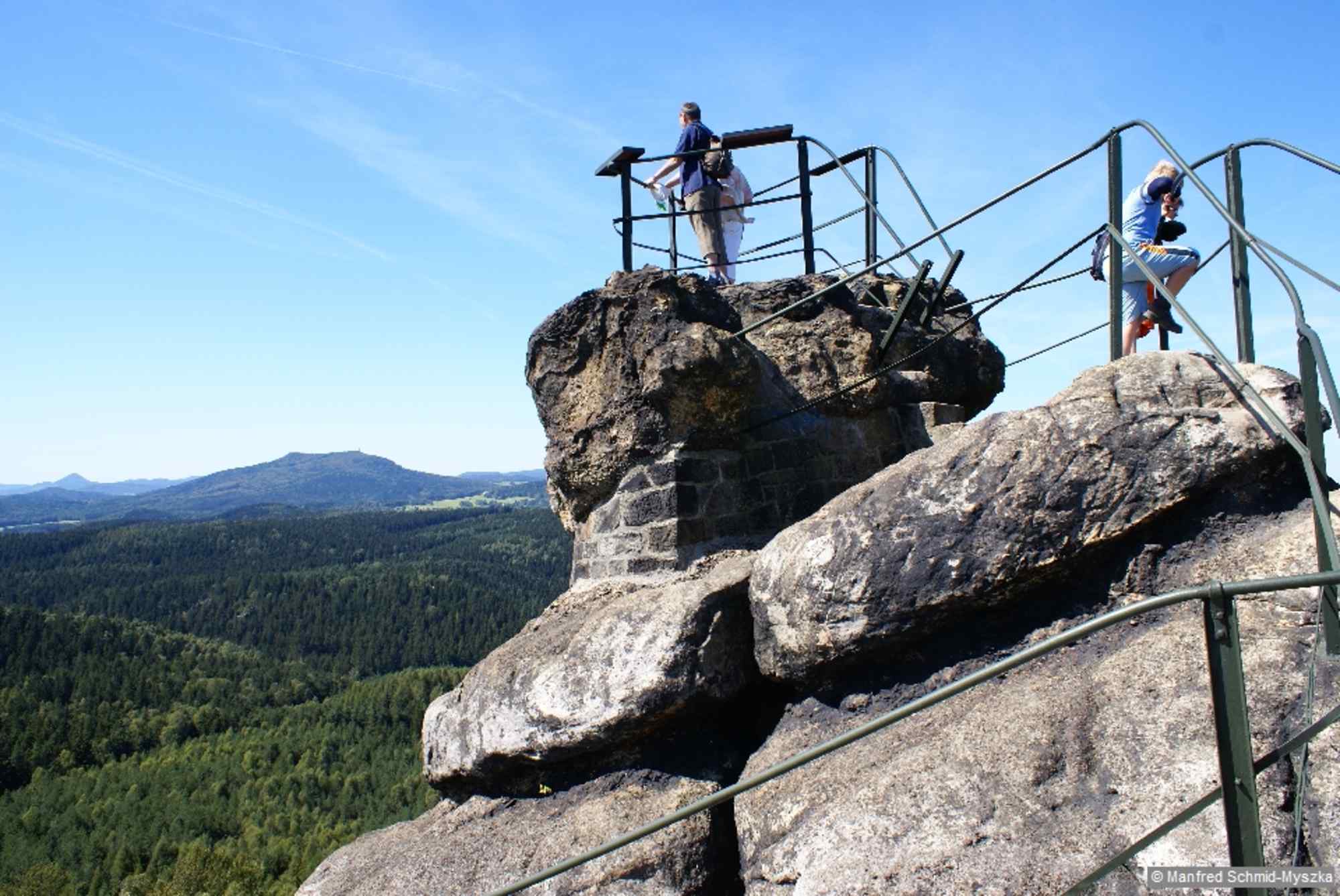 Der den umgebenden Wald weit überragende, markante Felssporn Pfaffenstein, 565 m, stellt eine Dominante des nordöstlichen Lausitzer Gebirges dar.