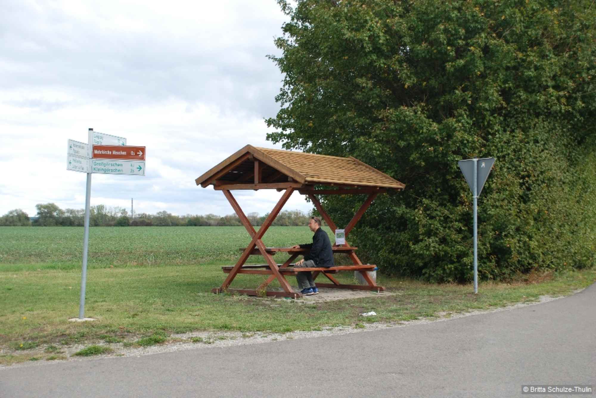 An einer Straße geht es links und in Meuchen geradeaus durch den hübschen Ort.