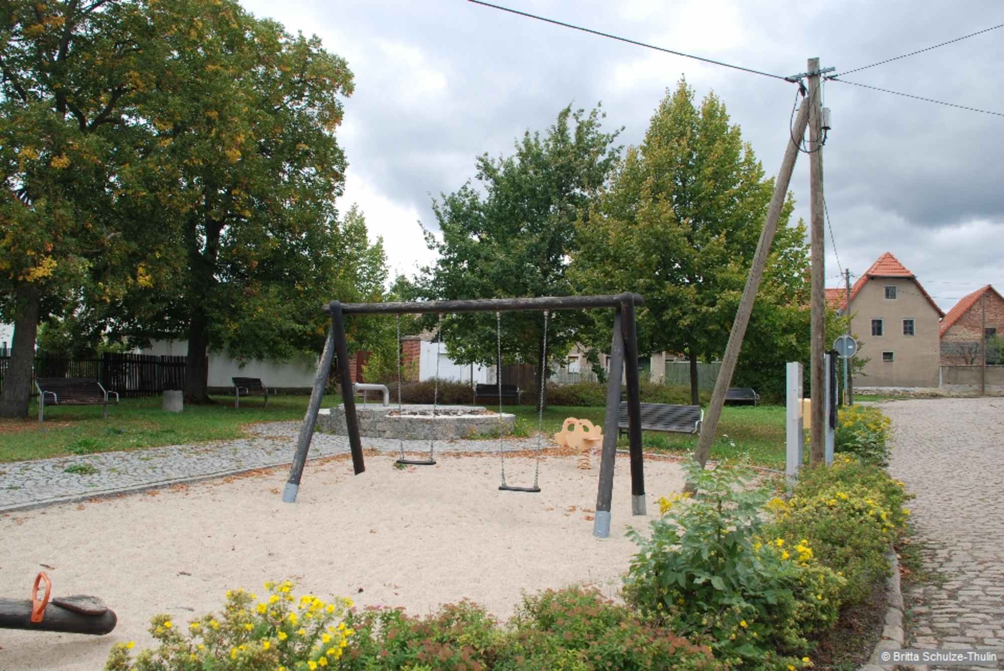 Wir halten uns schräg rechts, vorbei am Spielplatz von Schweßwitz.