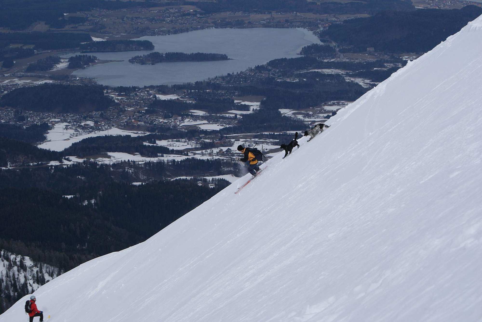 Abfahrt mit Faaker See im Hintergrund