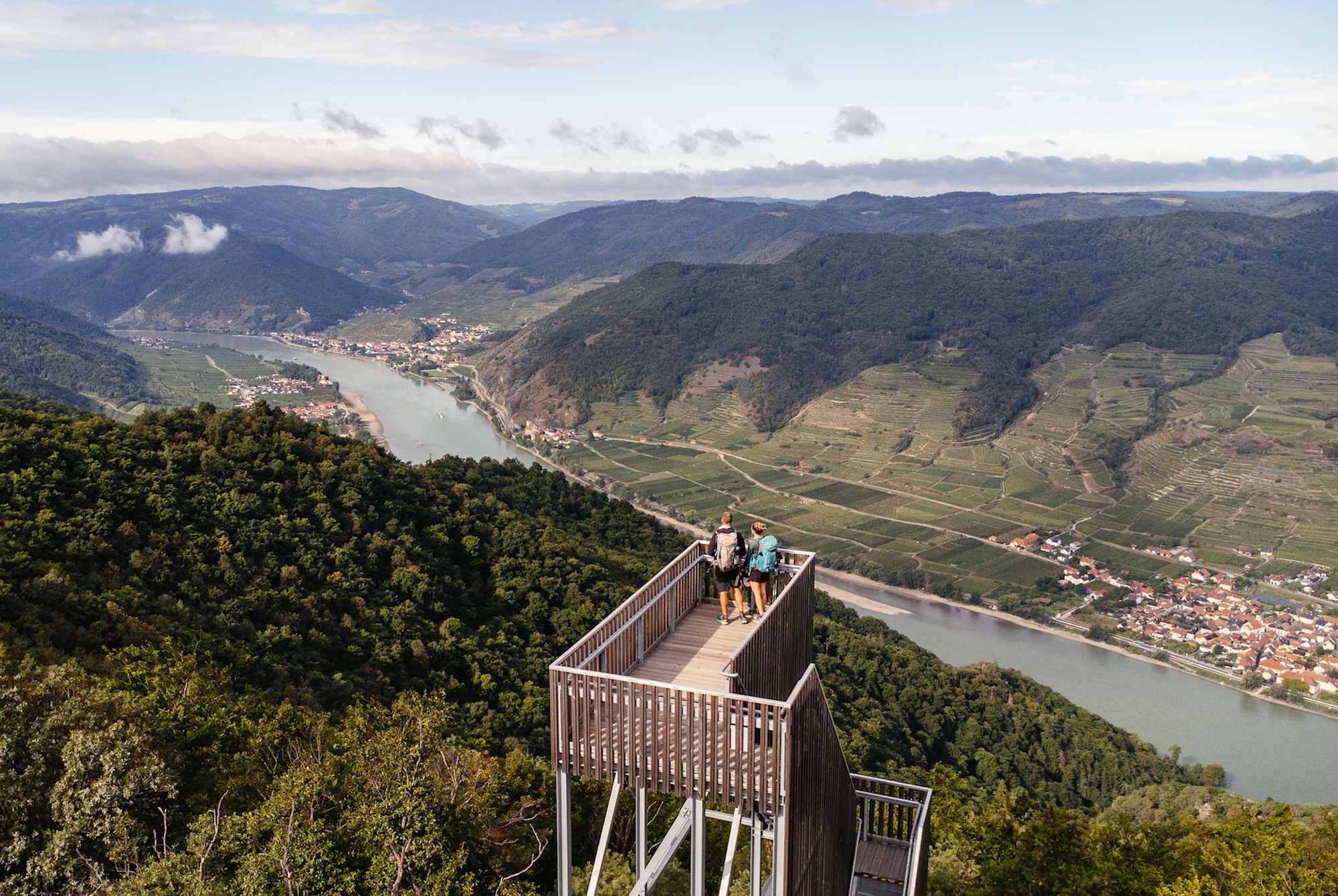 Hoch oben auf der Aussichtswarte Seekopf mit Blick auf die Donau