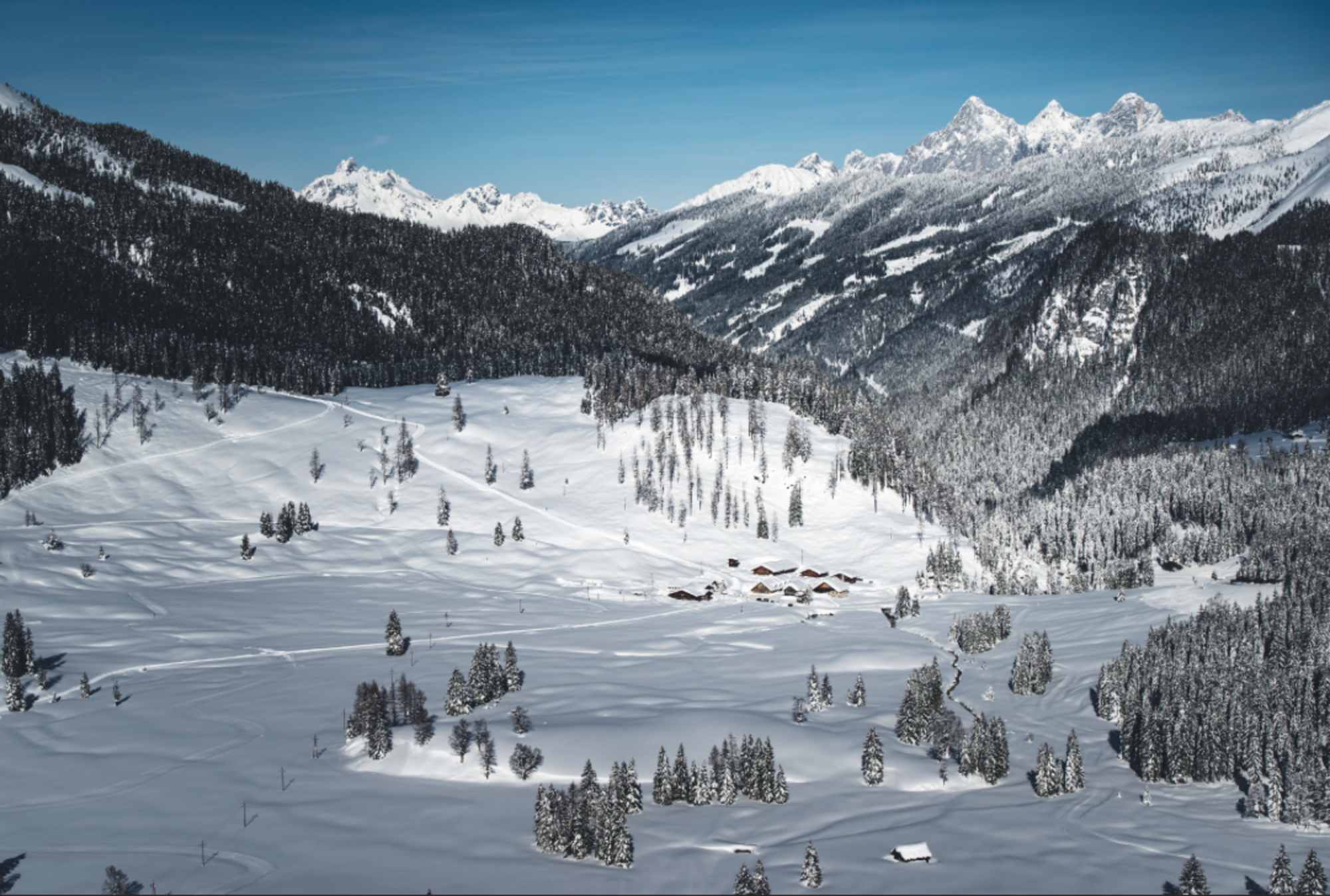 Auf der sonnigen Gnadenalm bei Obertauern wird Winterwandern zum wahren Genuss. 