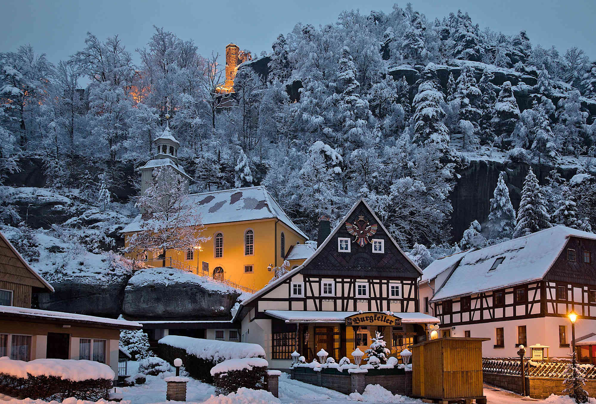 Winter in Oybin mit der Bergkirche