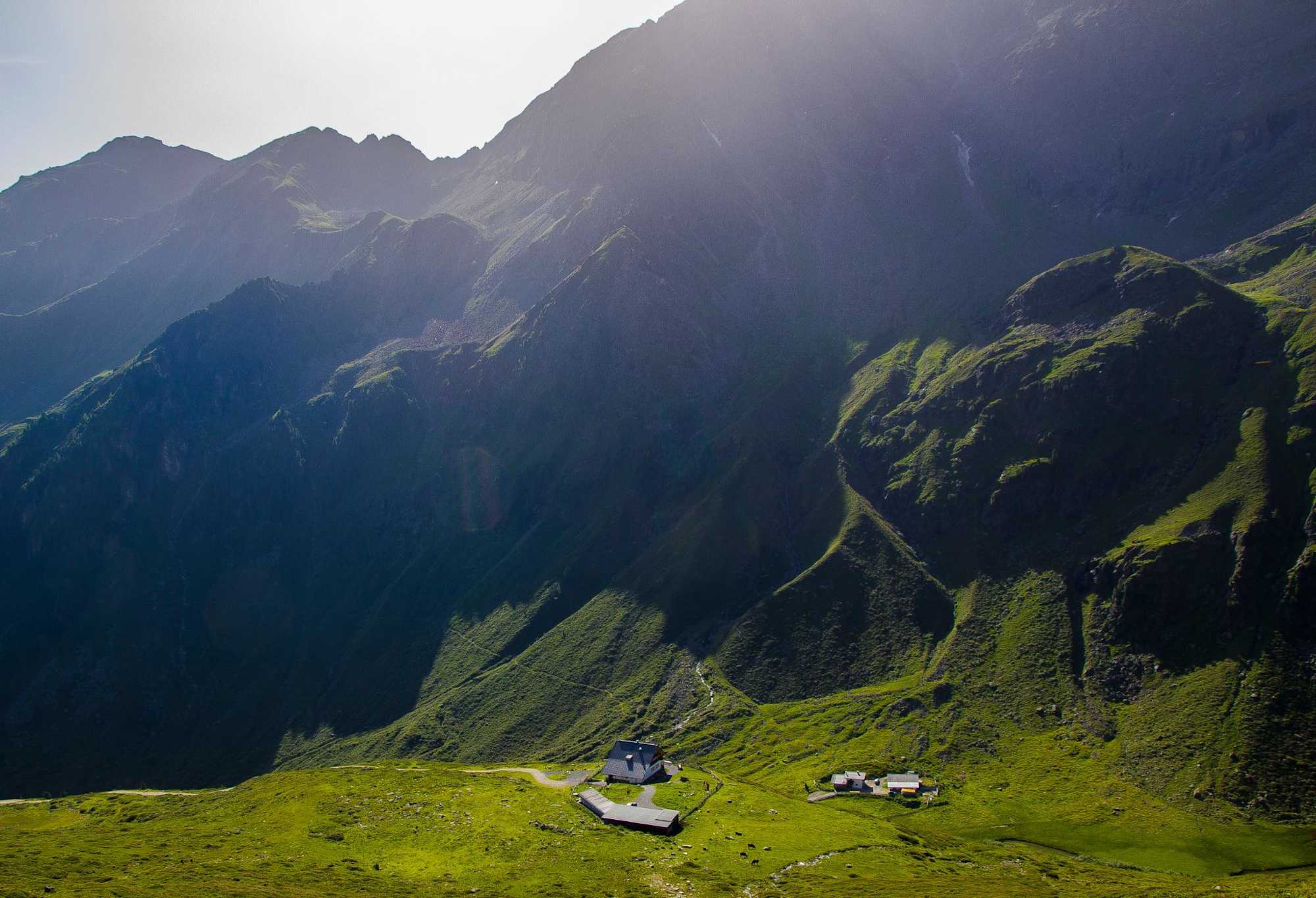 Blick hinunter auf die Potsdamer Hütte im Fotschertal