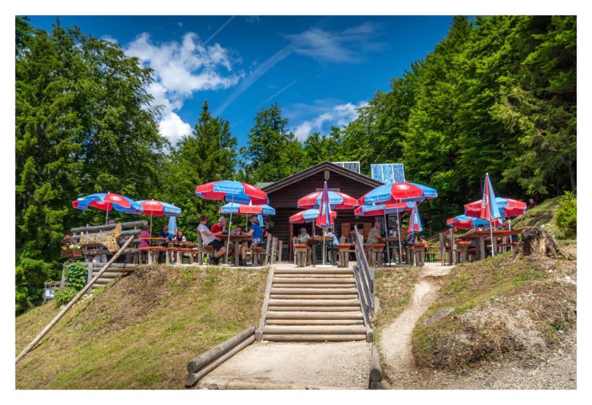 Einladende Sonnenterrasse auf der Grünsteinhütte
