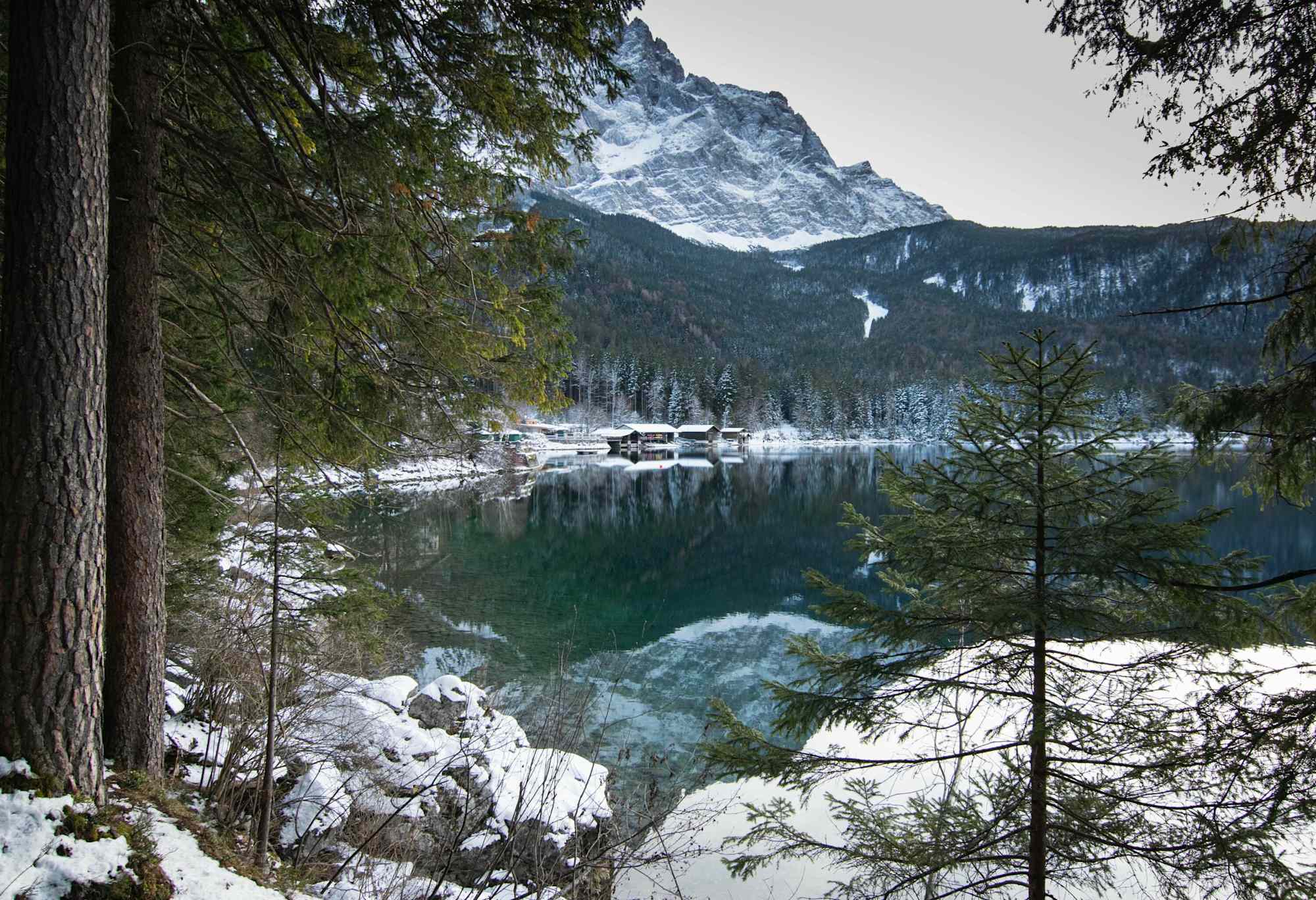 Bootshaus am Eibsee im Winter