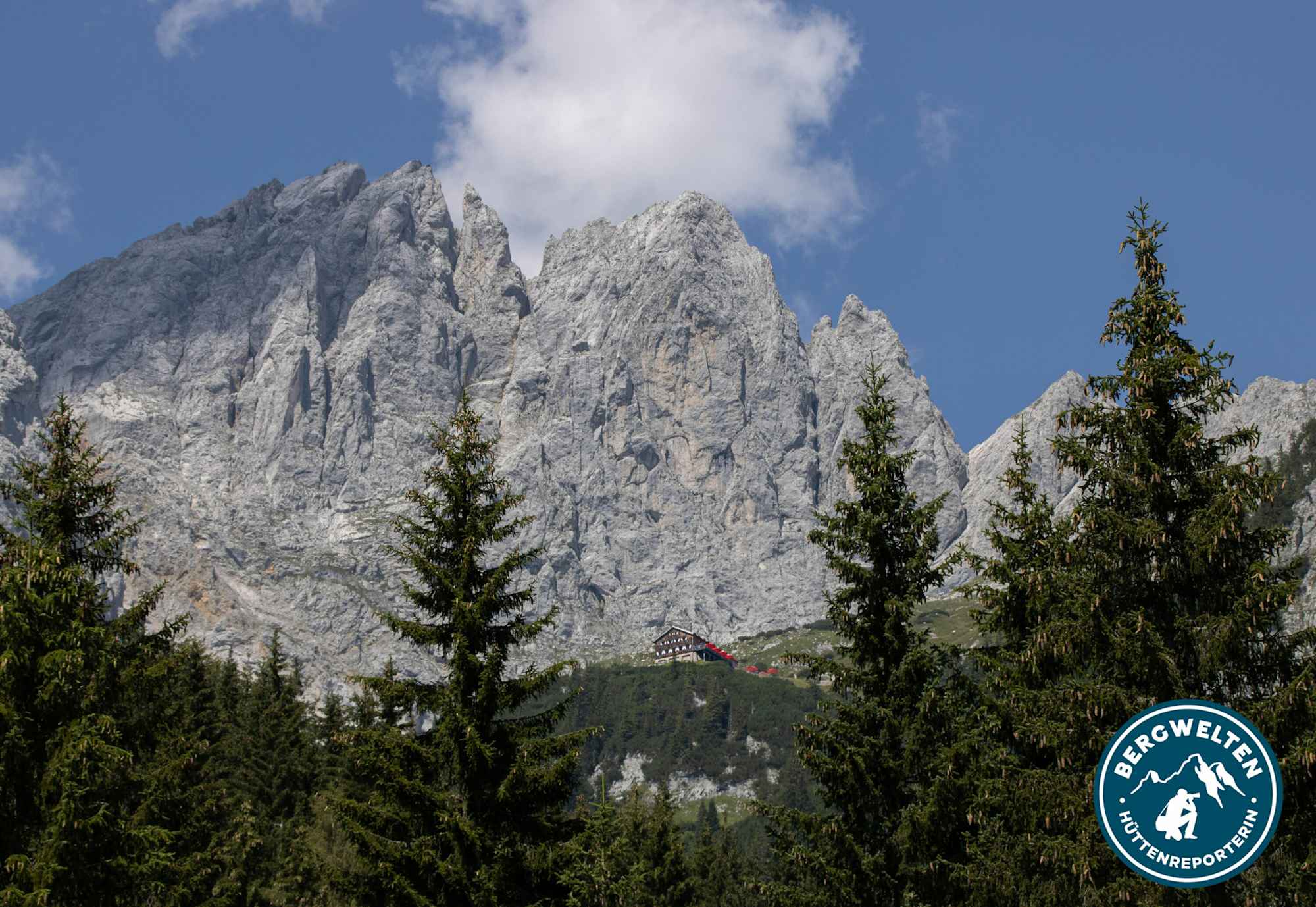 Die Gruttenhütte steht auf der sonnigen Südseite des Kaisergebirges am Fuß der Ellmauer Halt in Tirol.