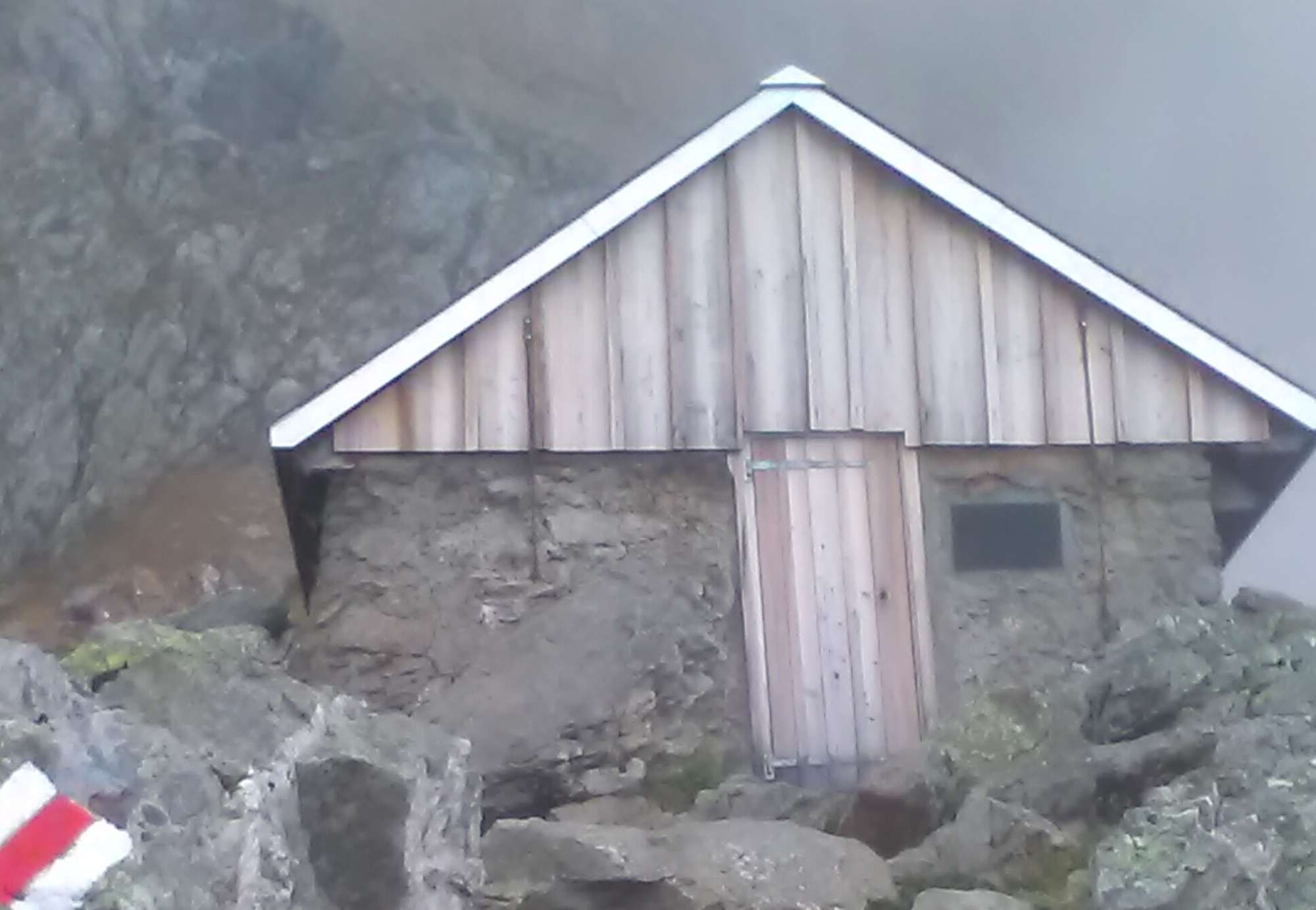 Die Grünhornhütte ist eine nicht bewirtschaftete Schutzhütte