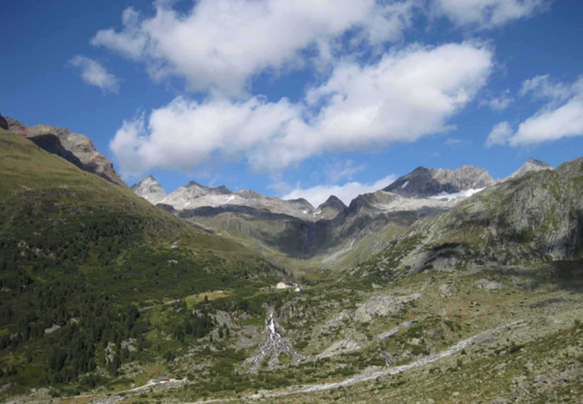 Die Berliner Hütte. Im Hintergrund links die Zsigmondyspitze, rechts der kleine und große Mörchner