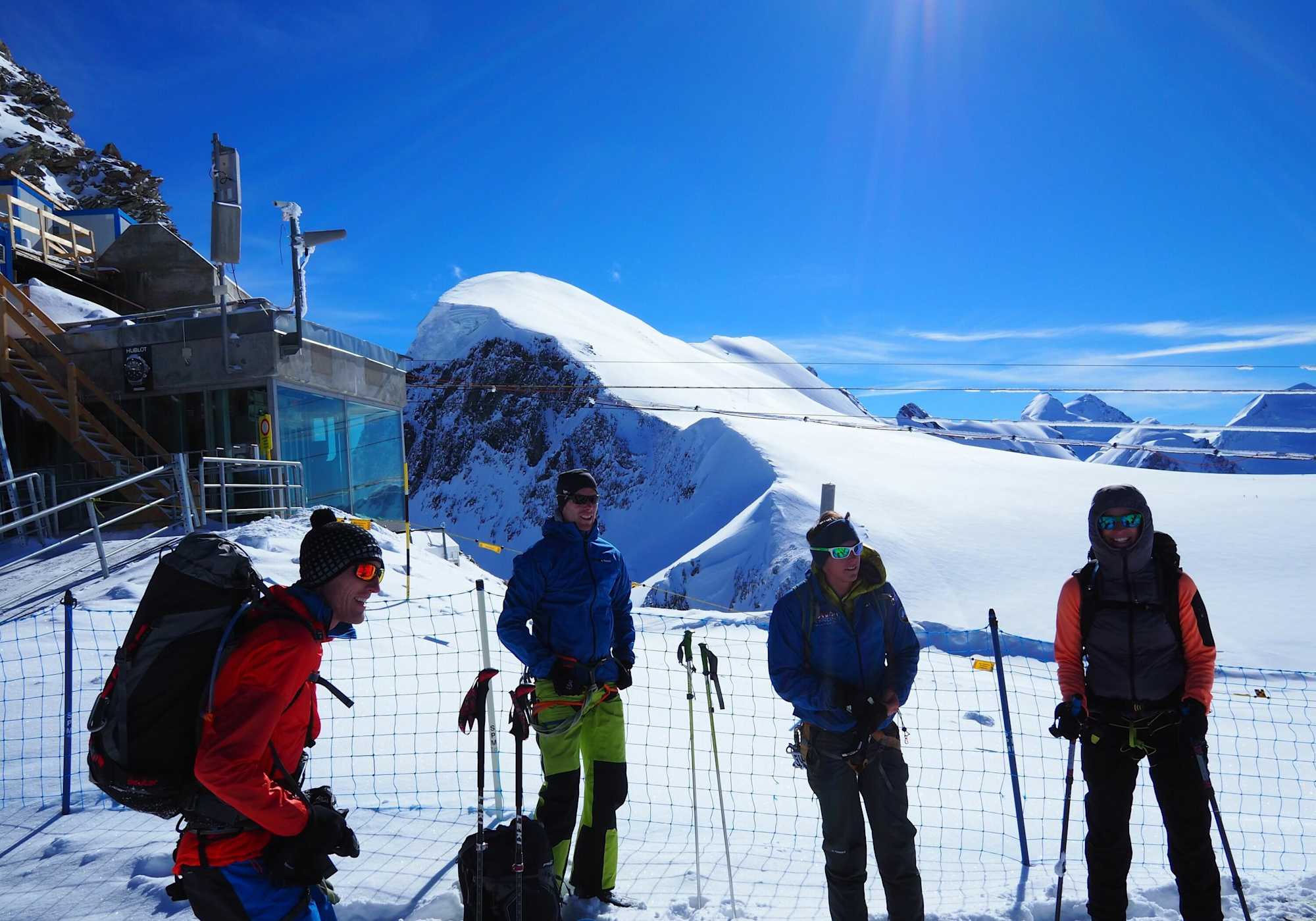Ankunft an der Bergstation Kleinmatterhorn - im Hintergrund der Westgipfel des Breithorns