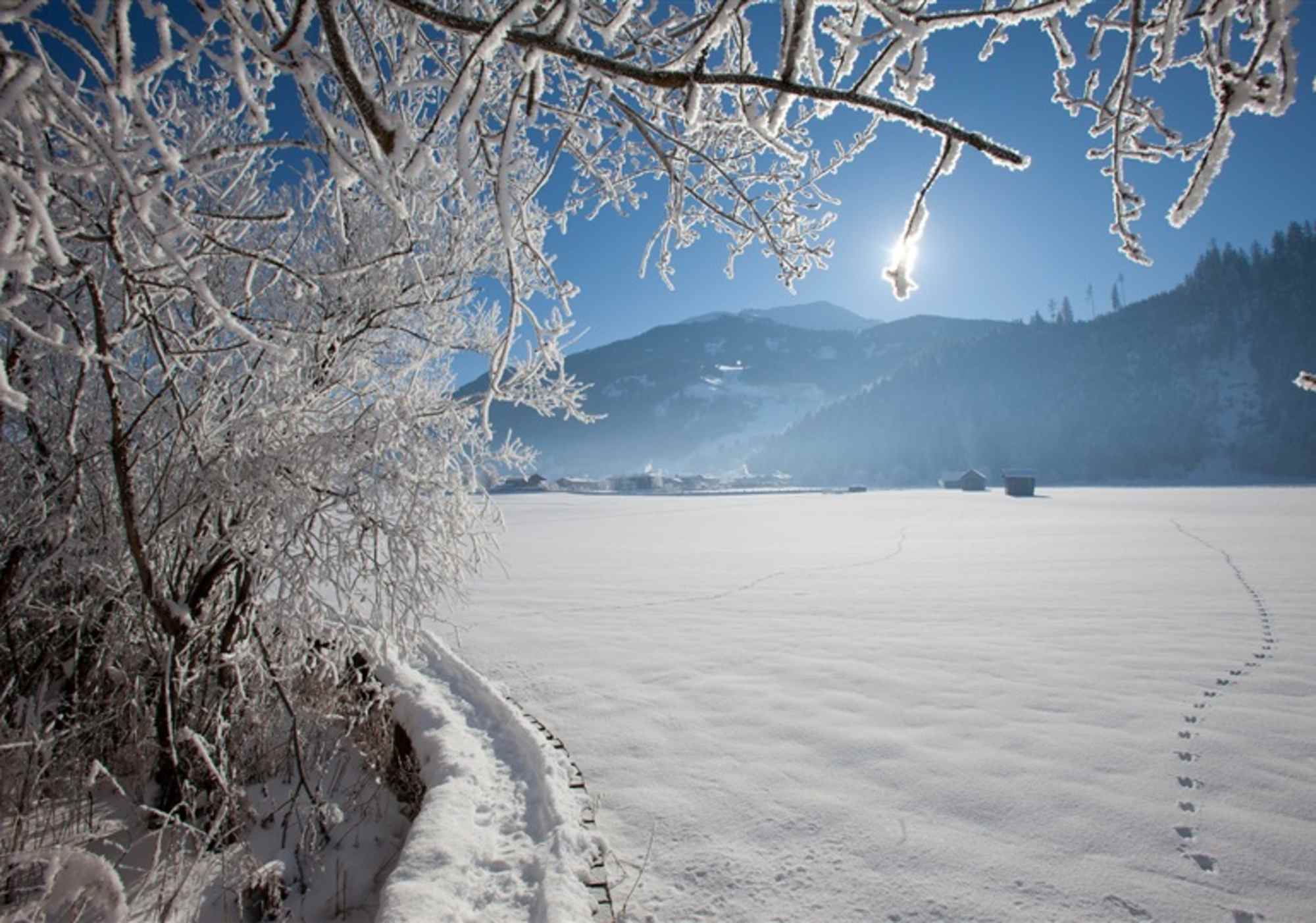 Die Winterwanderung Salzachdammrunde führt durch ein Winterwunderland und beschert atemberaubende Aussichten in die Gipfel der Hohen Tauern.
