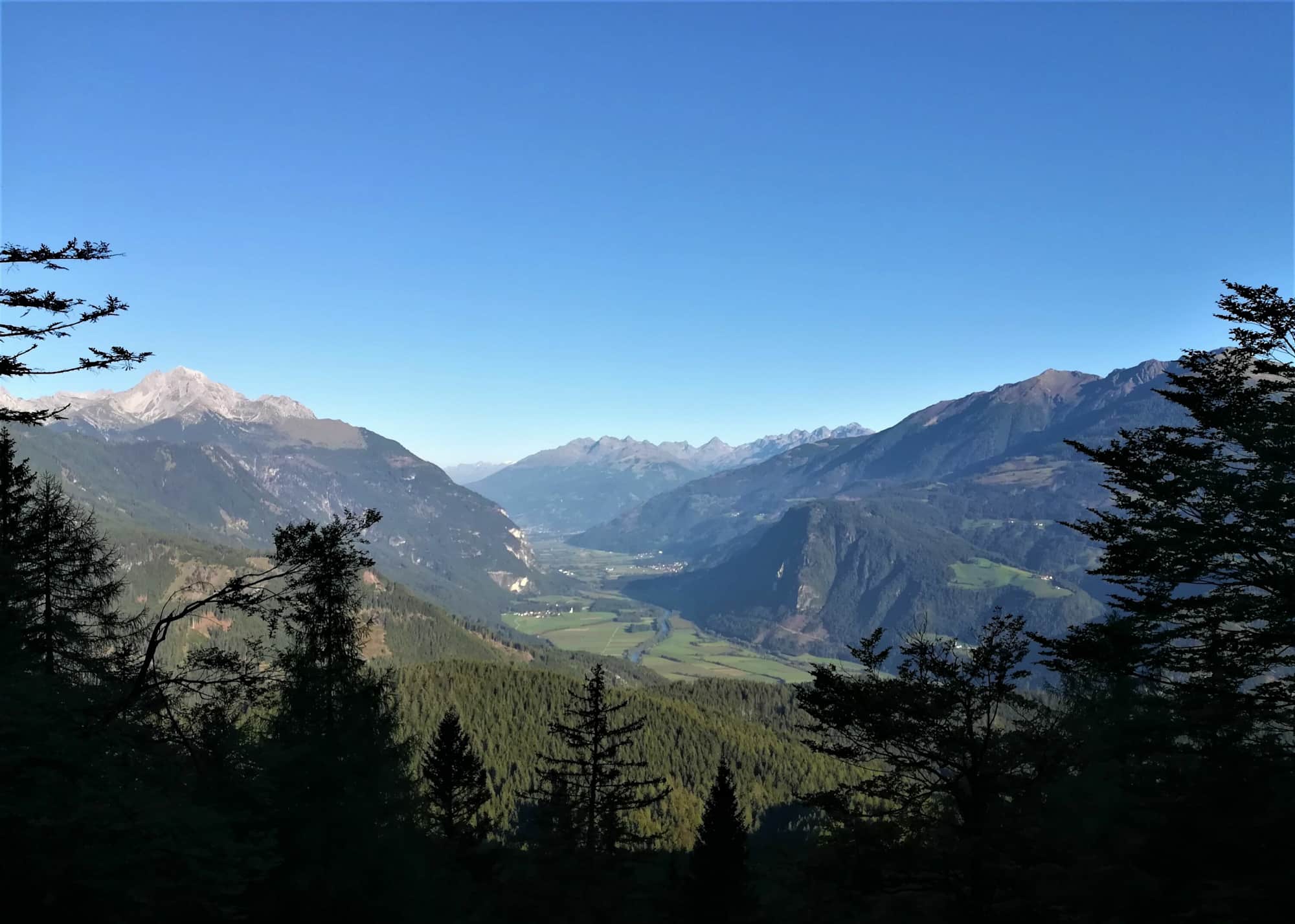 am Weg zur Ochsenalm und zum Jukbichl: ein Blick nach Nordwesten in das Drautal und zu den Lienzer Dolomiten (links), zur Kreuzeck- bzw. Schobergruppe