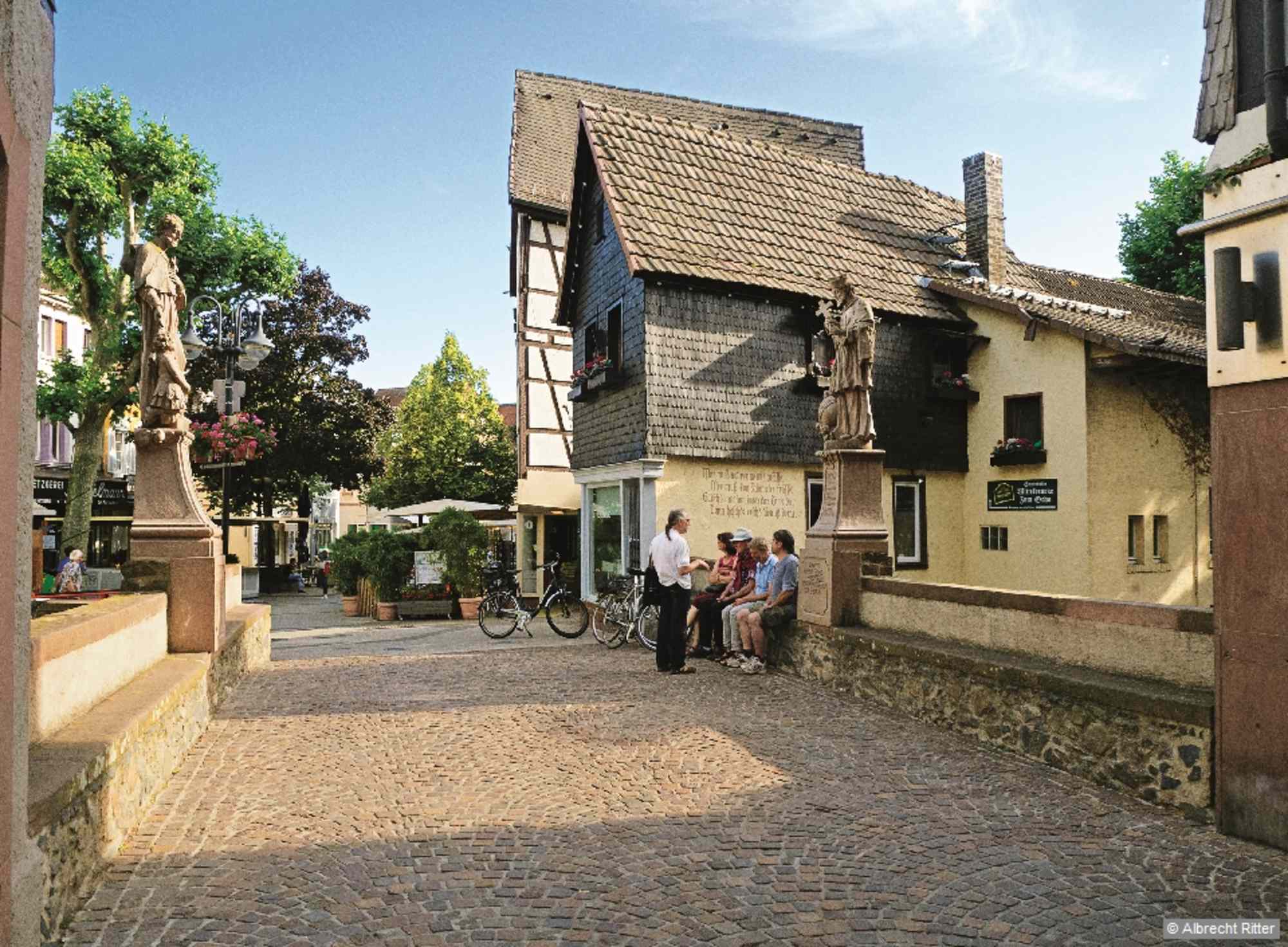 Der Treffpunkt Mittelbrücke in der Bensheimer Altstadt.