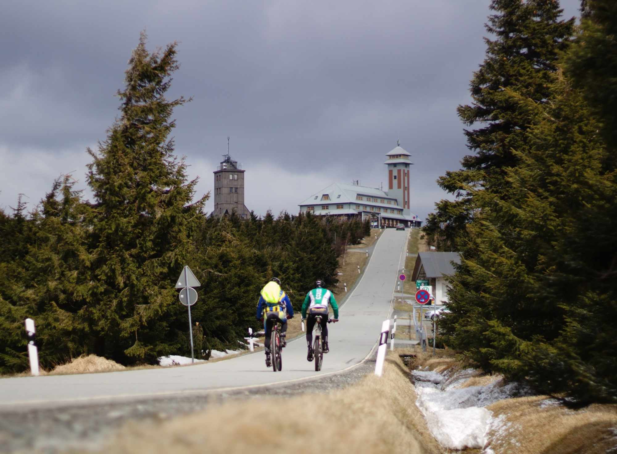 Auffahrt auf den Fichtelberg Kammtour Erzgebirge