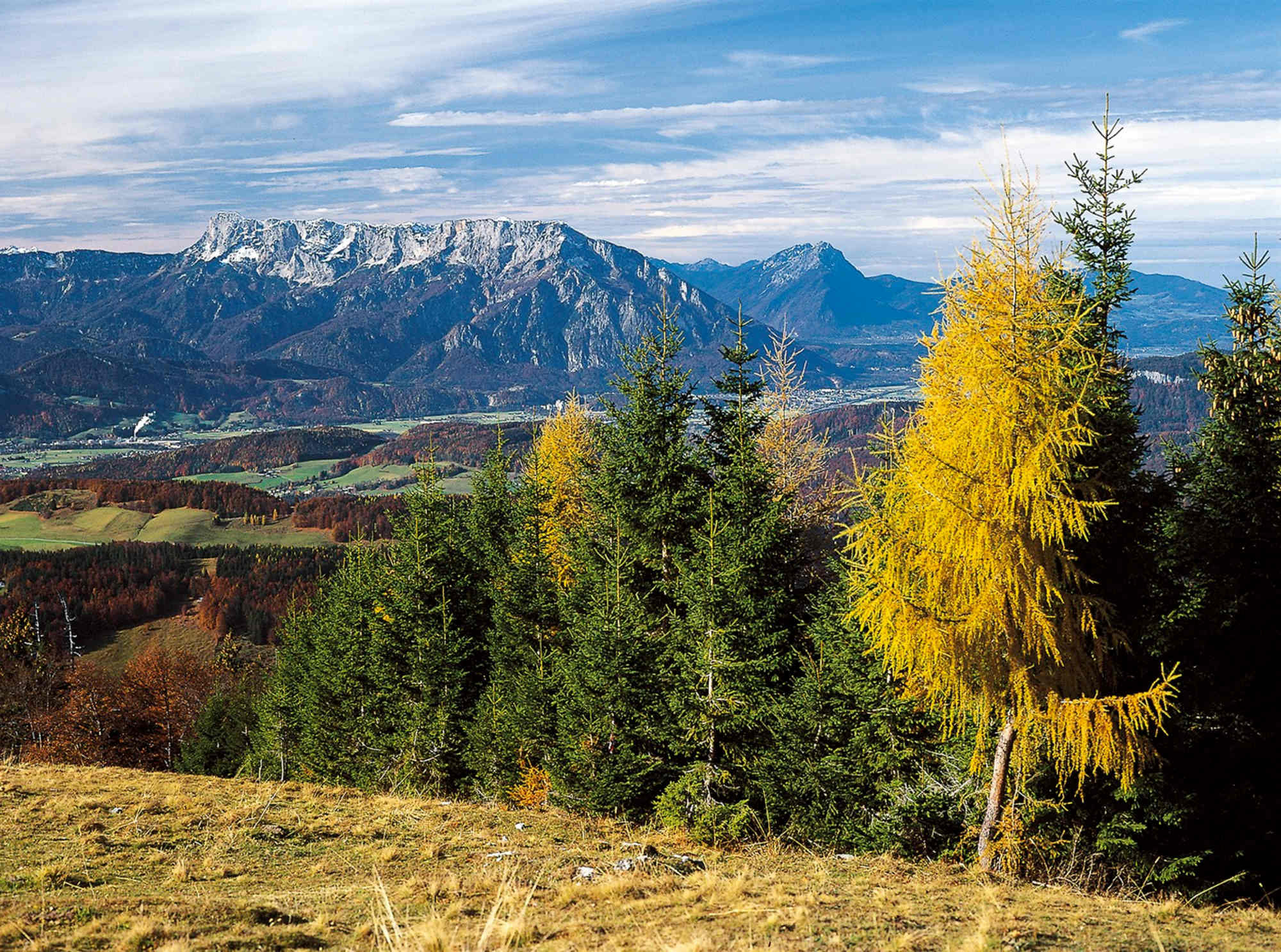 Blick vom Spielberg auf Salzachtal, Untersberg (links) und Zwiesel/Hochstaufen (rechts).