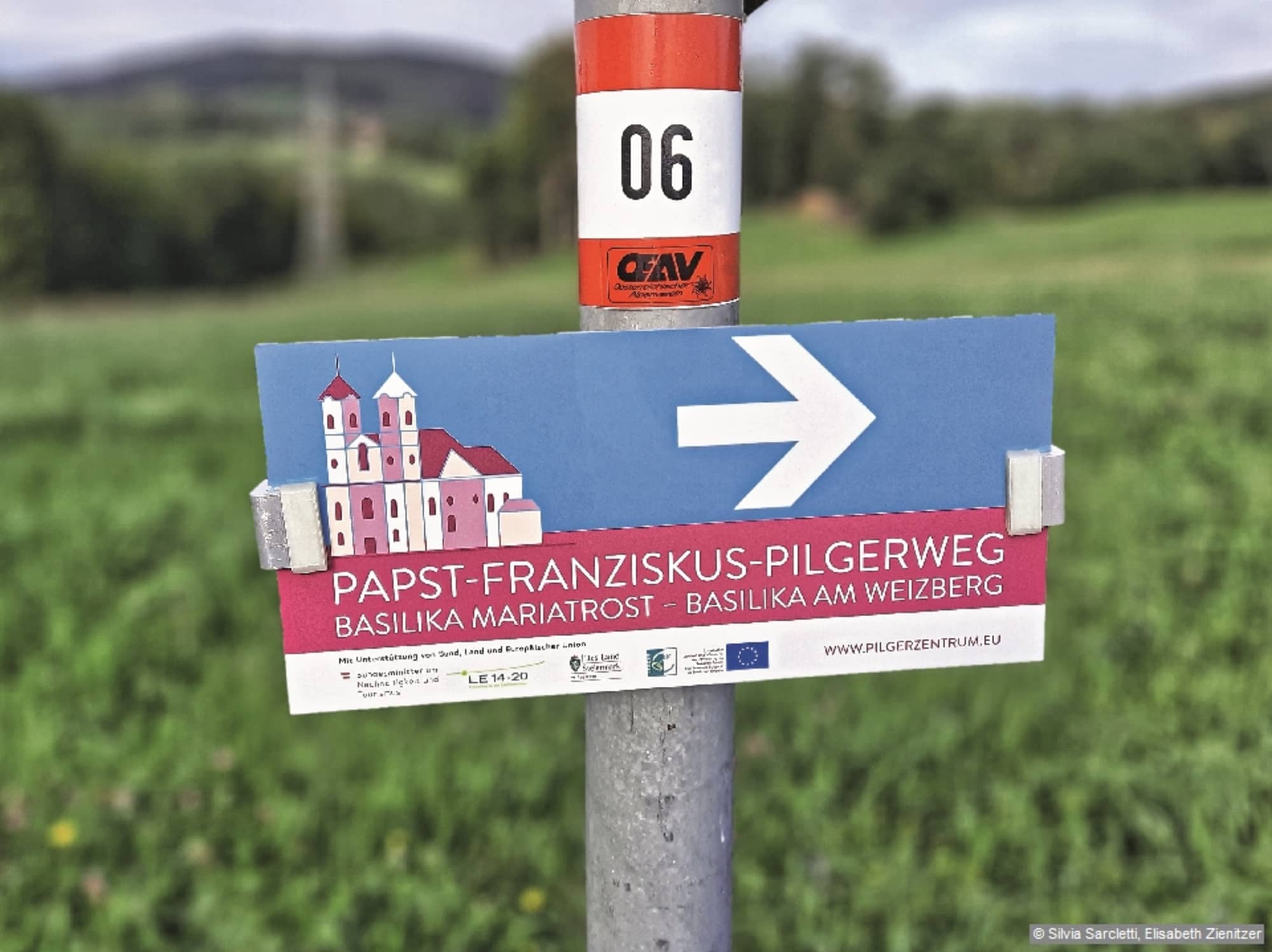 Zahlreiche Schilder weisen den Weg.