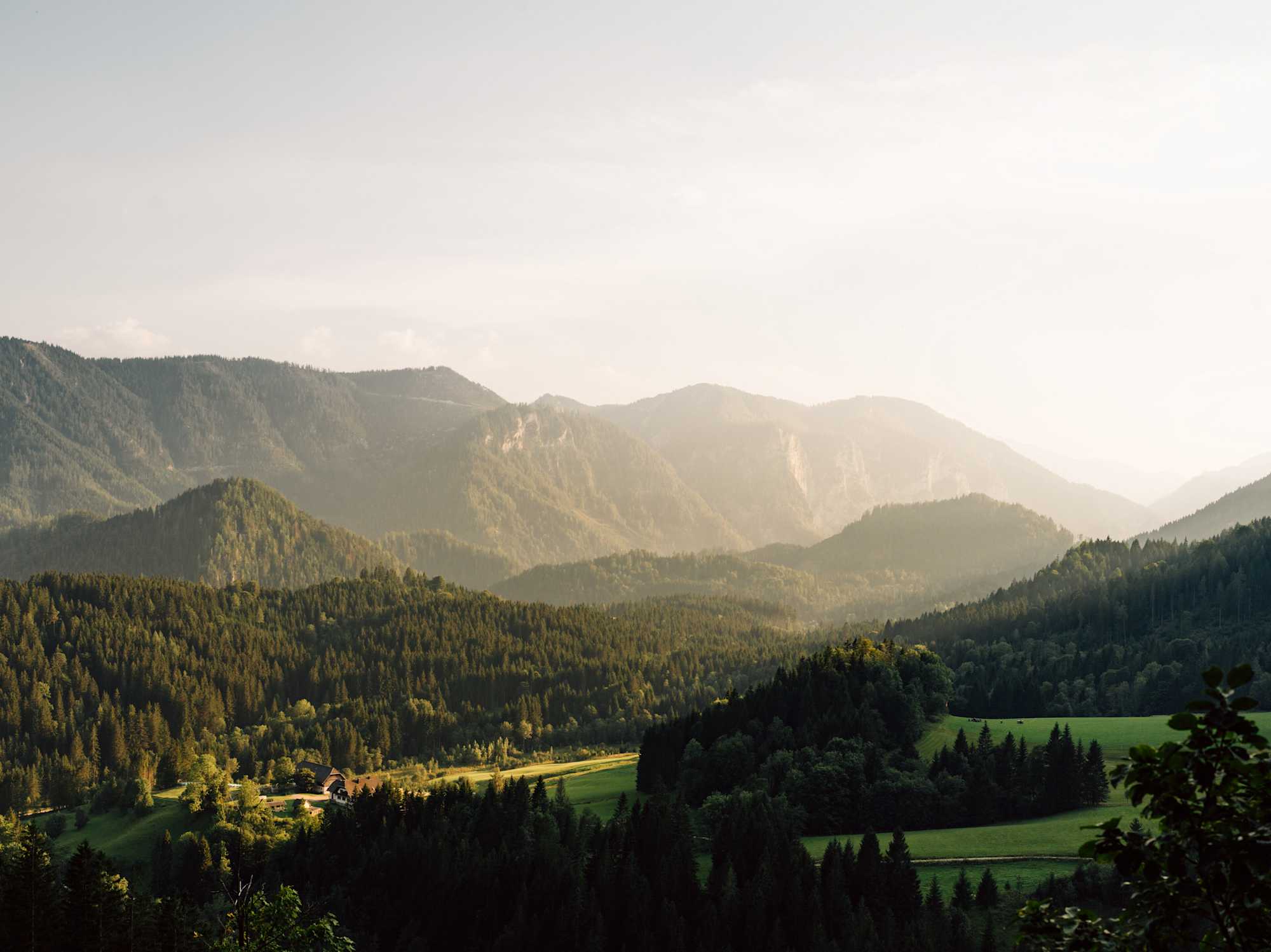 Blick auf Lasingerhof und Salzatal