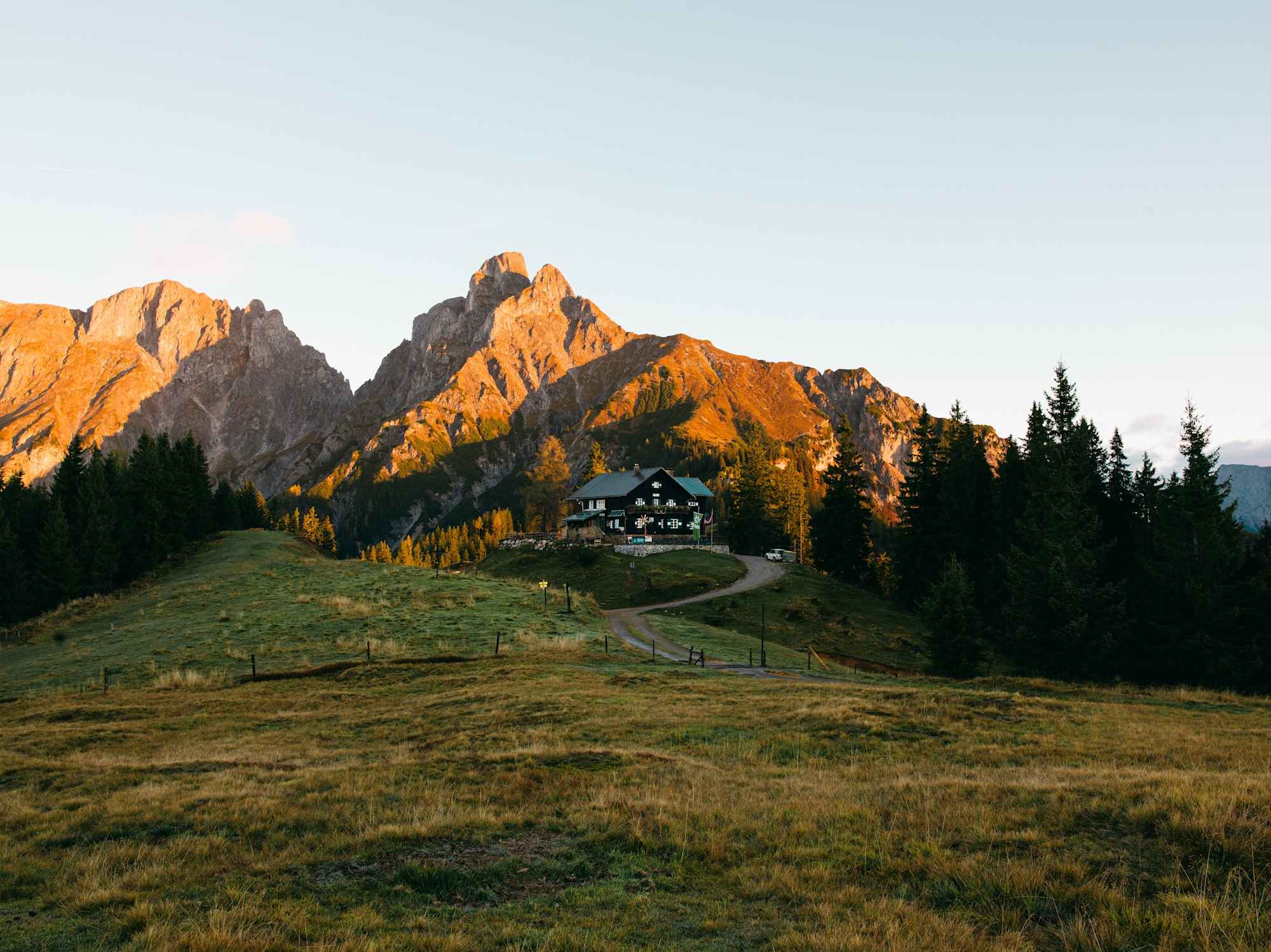 Die bewirtschaftete Mödlinger Hütte in den Ennstaler Alpen