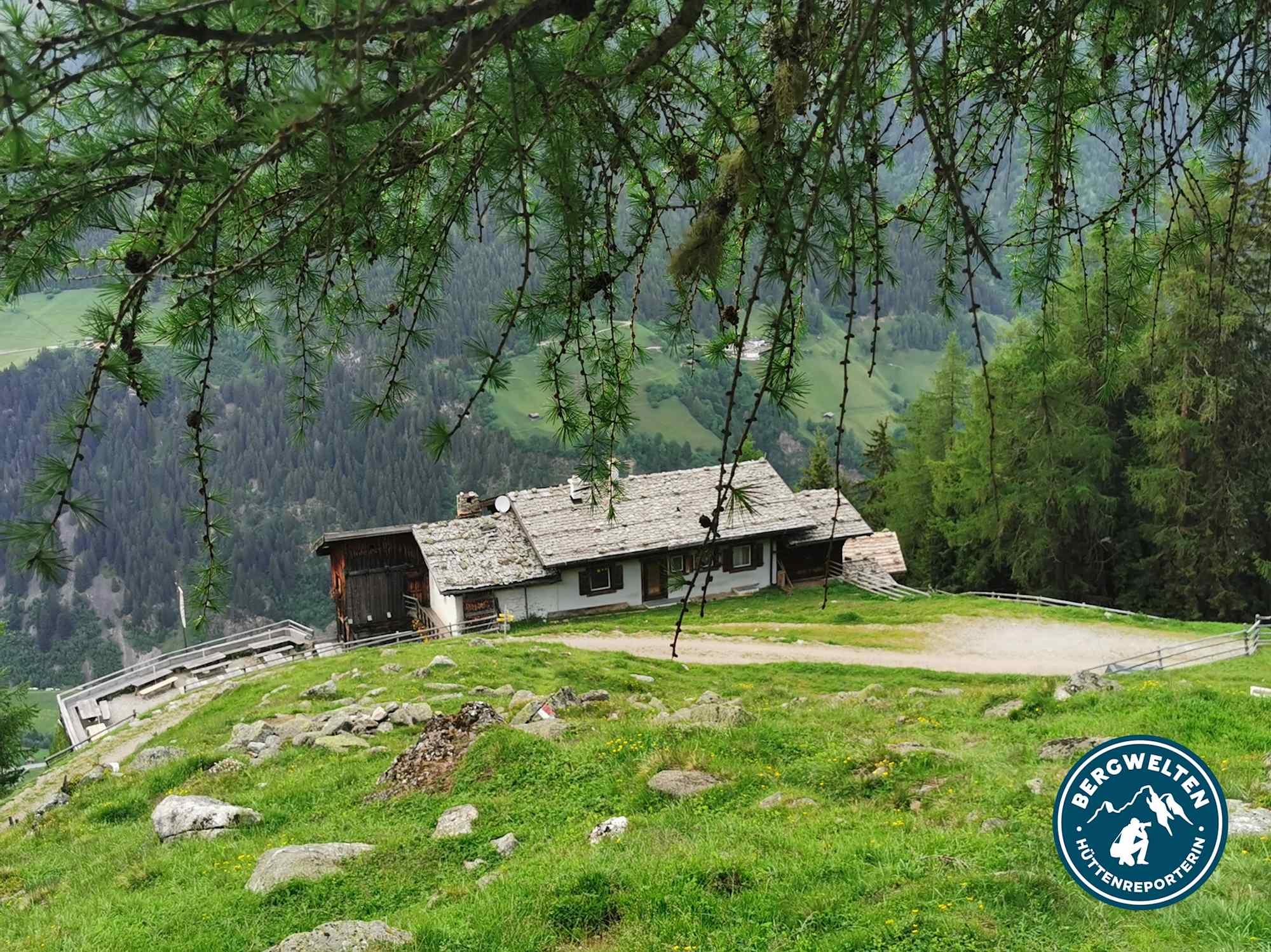 Die Autenalm steht auf einer Waldlichtung am Elfer im Stubaital