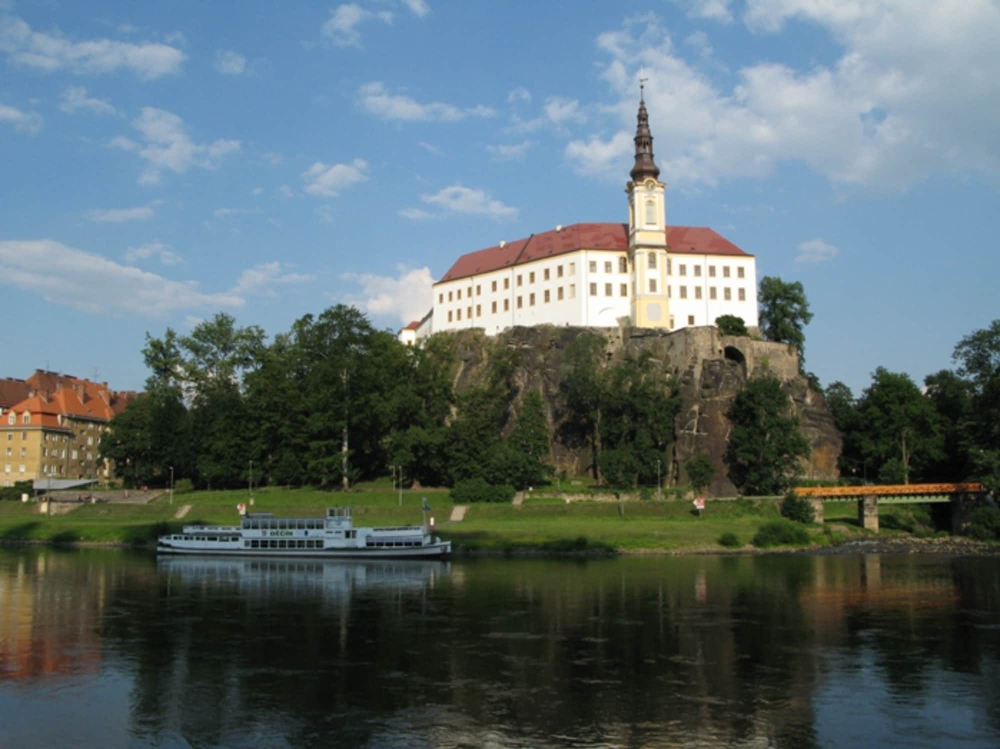 Burg Děčín und Hafenbecken