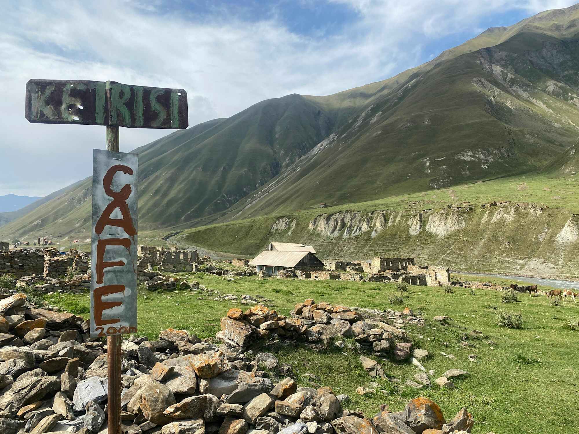 Auch in den kleinsten Bergdörfern, wie hier in Ketrisi, trifft man auf Cafés