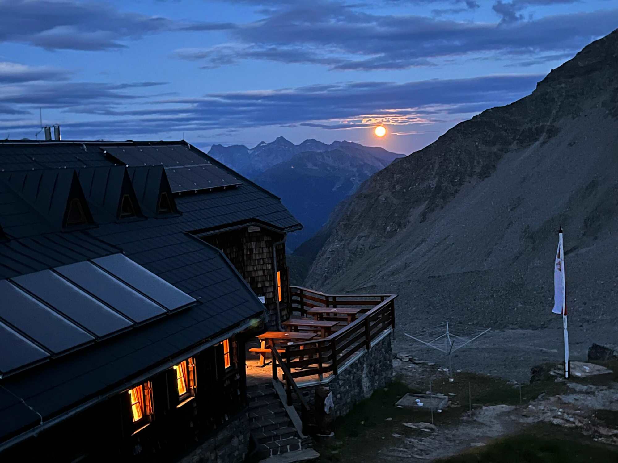 Der Mond erhellt den Nachthimmel über der Badener Hütte.