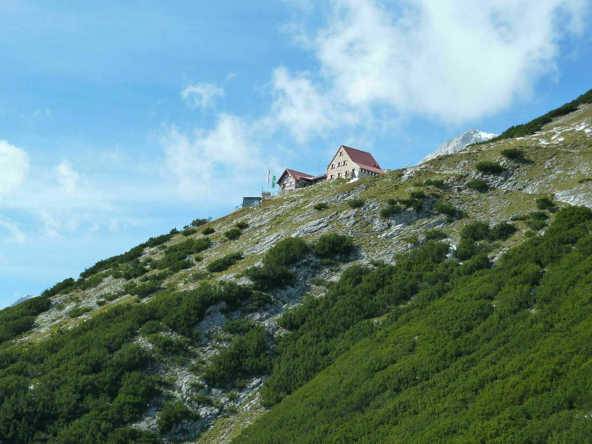 Die Bettelwurfhütte thront über dem Inntal.
