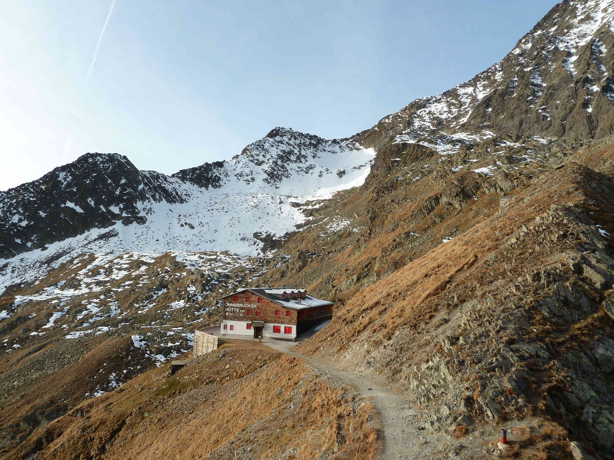 Die Innsbrucker Hütte ist hier zwar schneefrei zu erreichen, sie hat im Winter aber geschlossen.