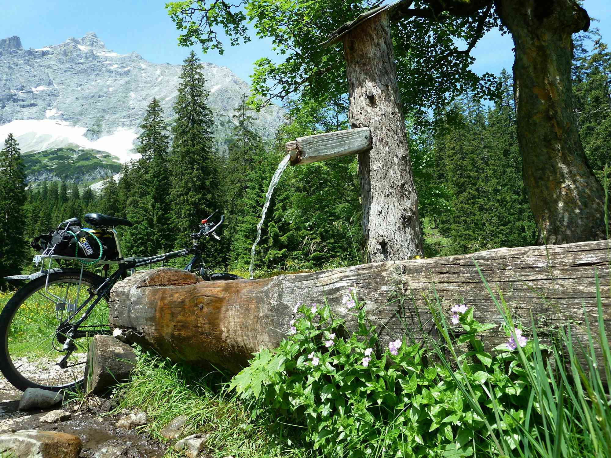 Am Kleinen Ahornboden lädt ein schöner Brunnen zur Rast ein.