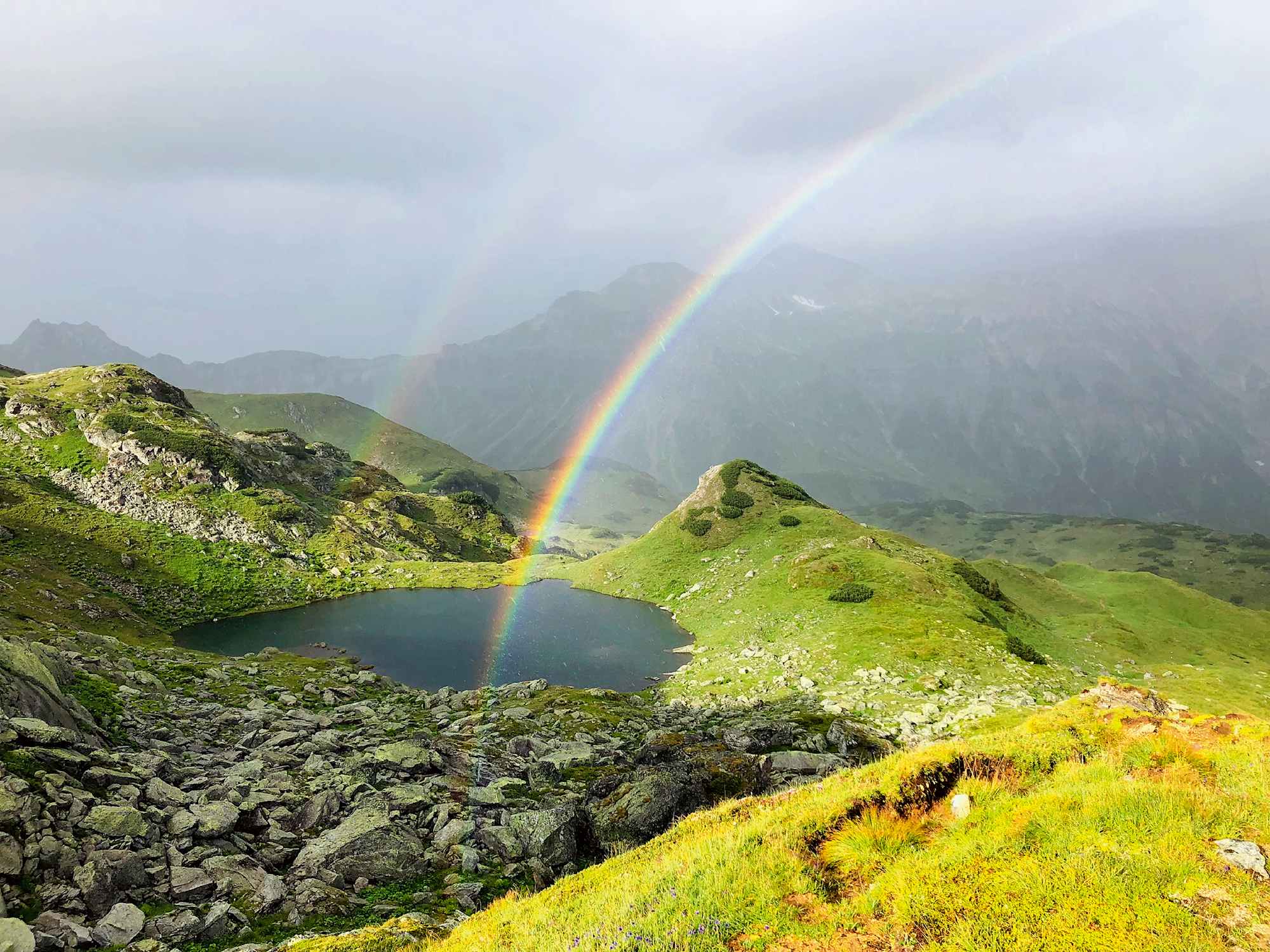 Hier wird der Regenbogensee seinem Namen mehr als gerecht.